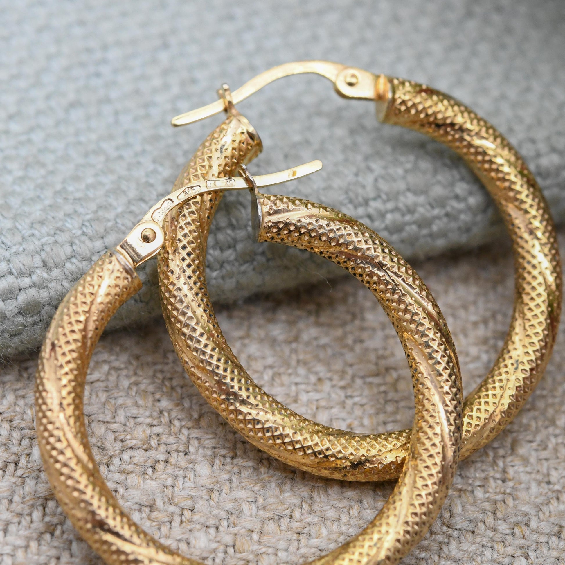 Vintage Unoaerre 9ct Gold Hoop Earrings - Italian Designer Textured Circle Hoops | Minimal Everyday Plain Round Hoops Chunky | 2.5 cm Dia