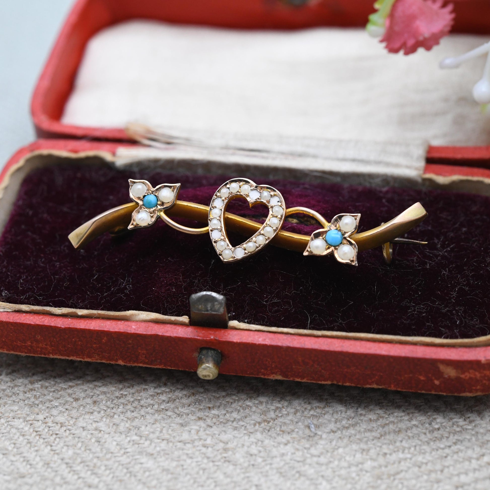 Antique Victorian 9ct Gold Turquoise and Split Pearl Brooch 1899 - Heart and Leaf Shaped Setting | Pretty Ornate Detail Bar Brooch | Chester