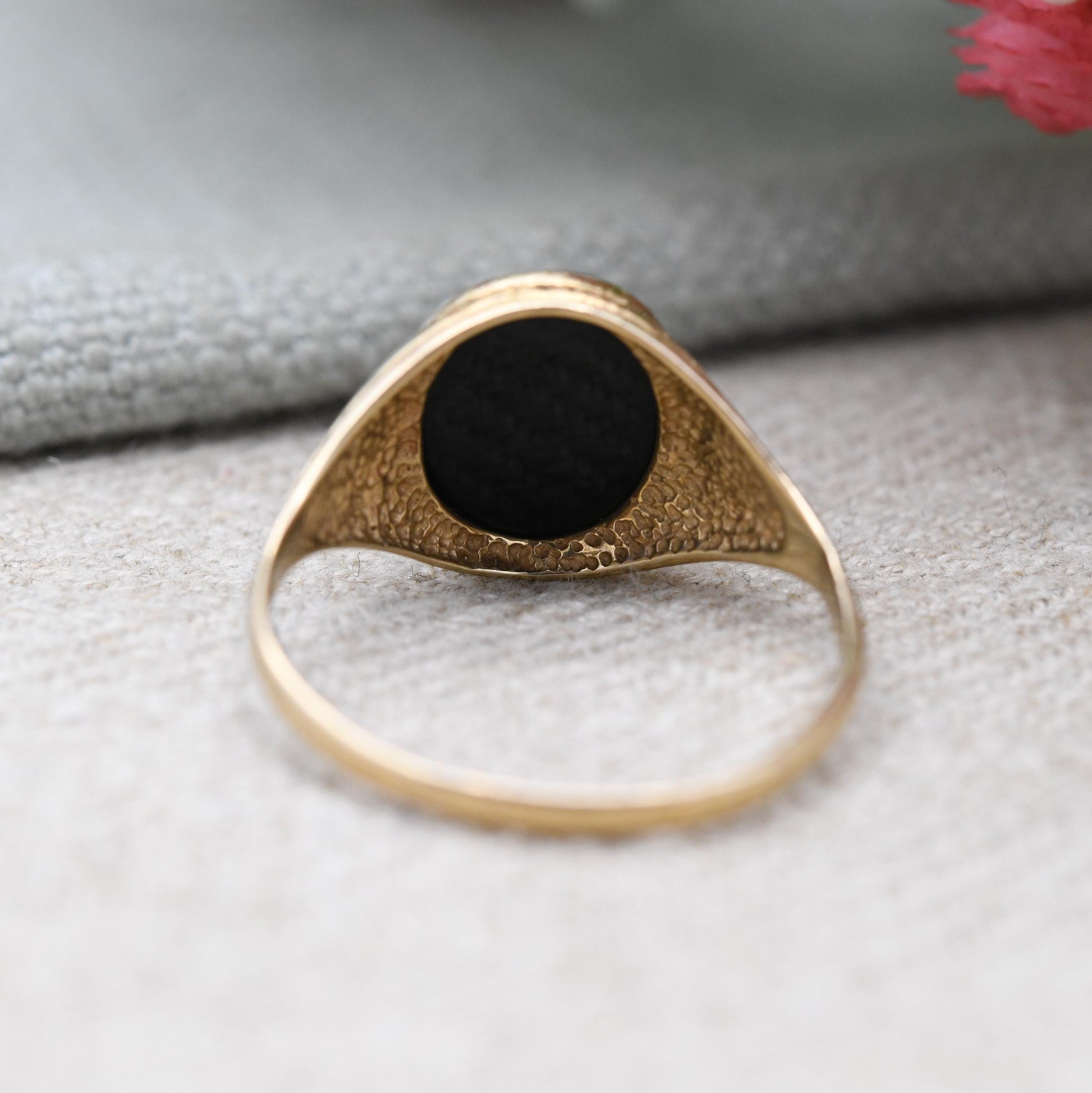 Vintage 9ct Gold Onyx Signet Ring - Detailed Shoulders | Unisex Yellow Gold and Black Jewellery Gift for Him | UK Size - W | US Size - 11