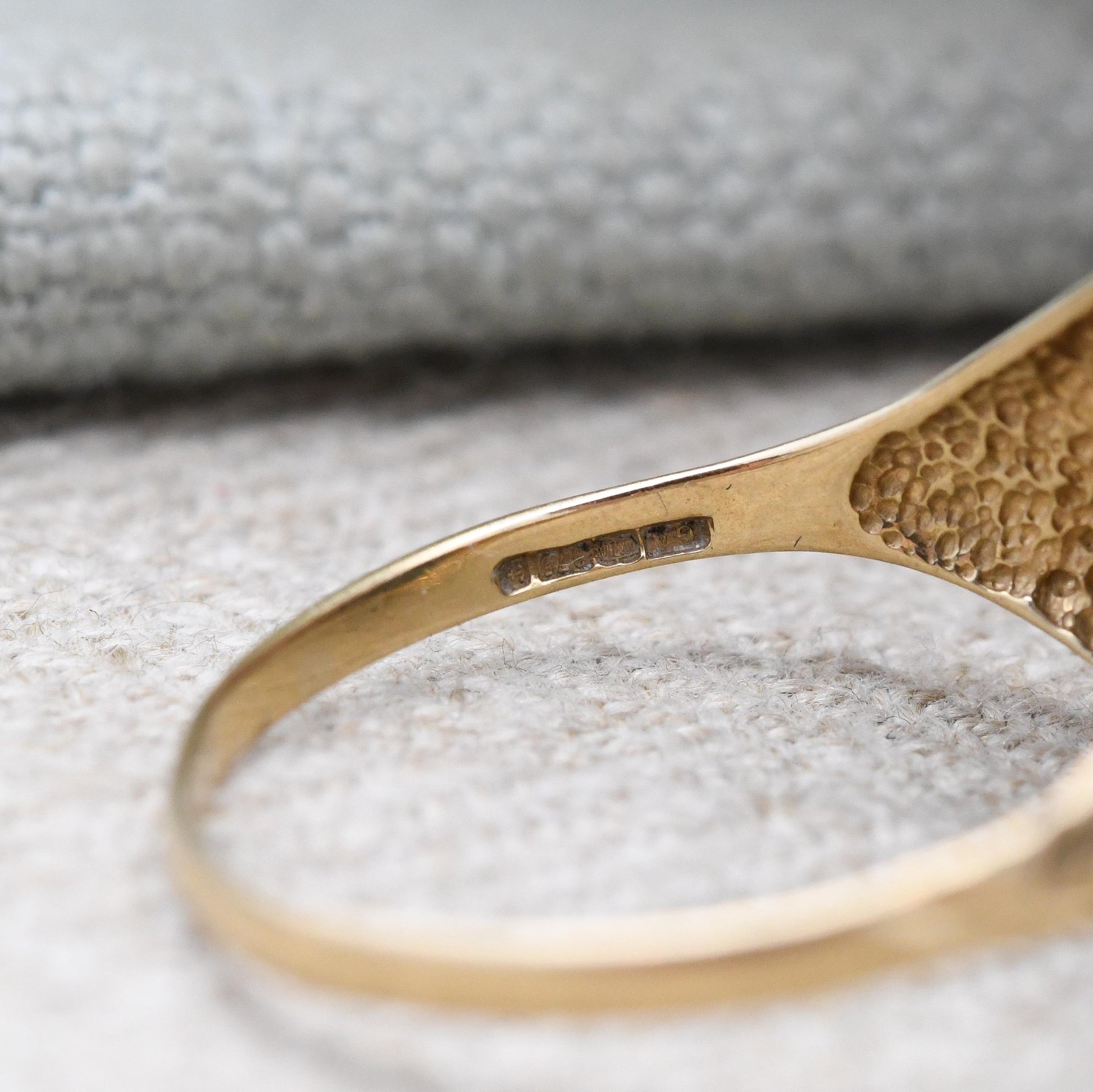 Vintage 9ct Gold Onyx Signet Ring - Detailed Shoulders | Unisex Yellow Gold and Black Jewellery Gift for Him | UK Size - W | US Size - 11