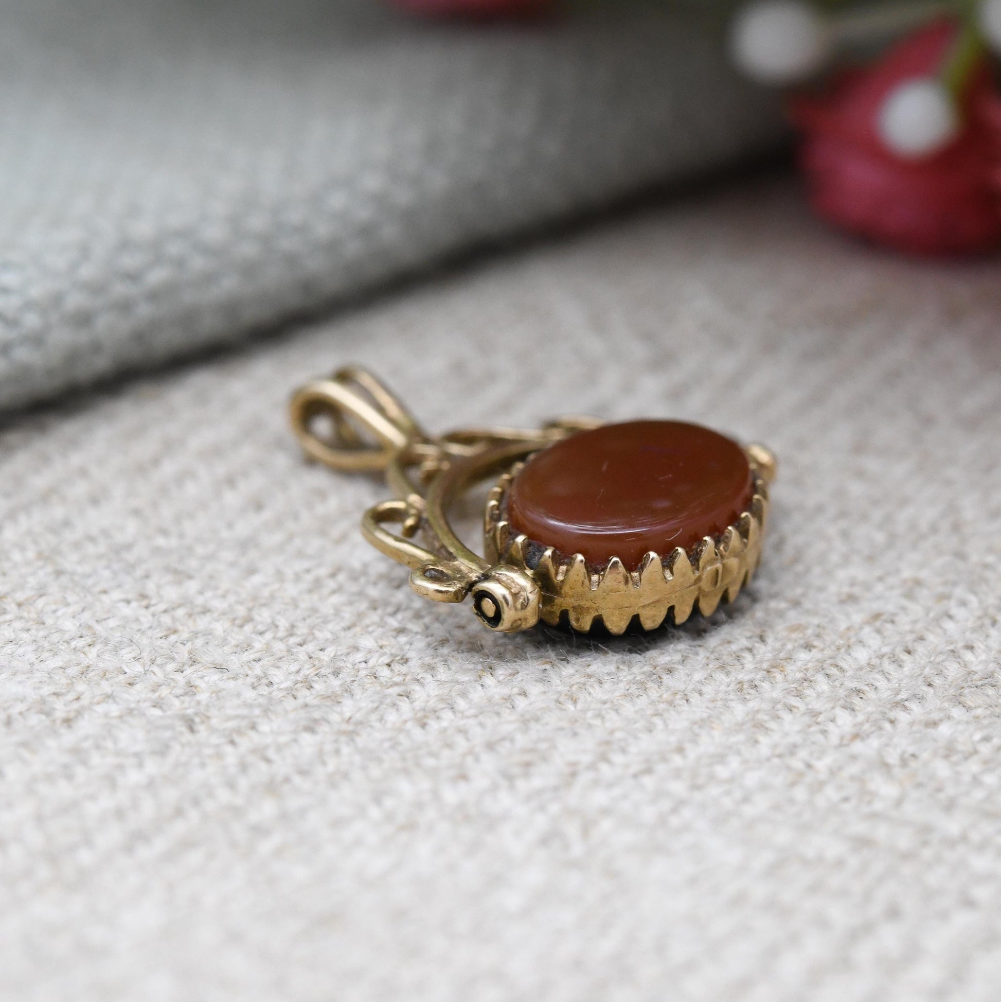Vintage 9ct Gold Spinner Fob Pendant c. 1980s - Antique Style Miniature Gemstone Watch Fob Charm Ornate | Cabochon Red Carnelian Black Onyx