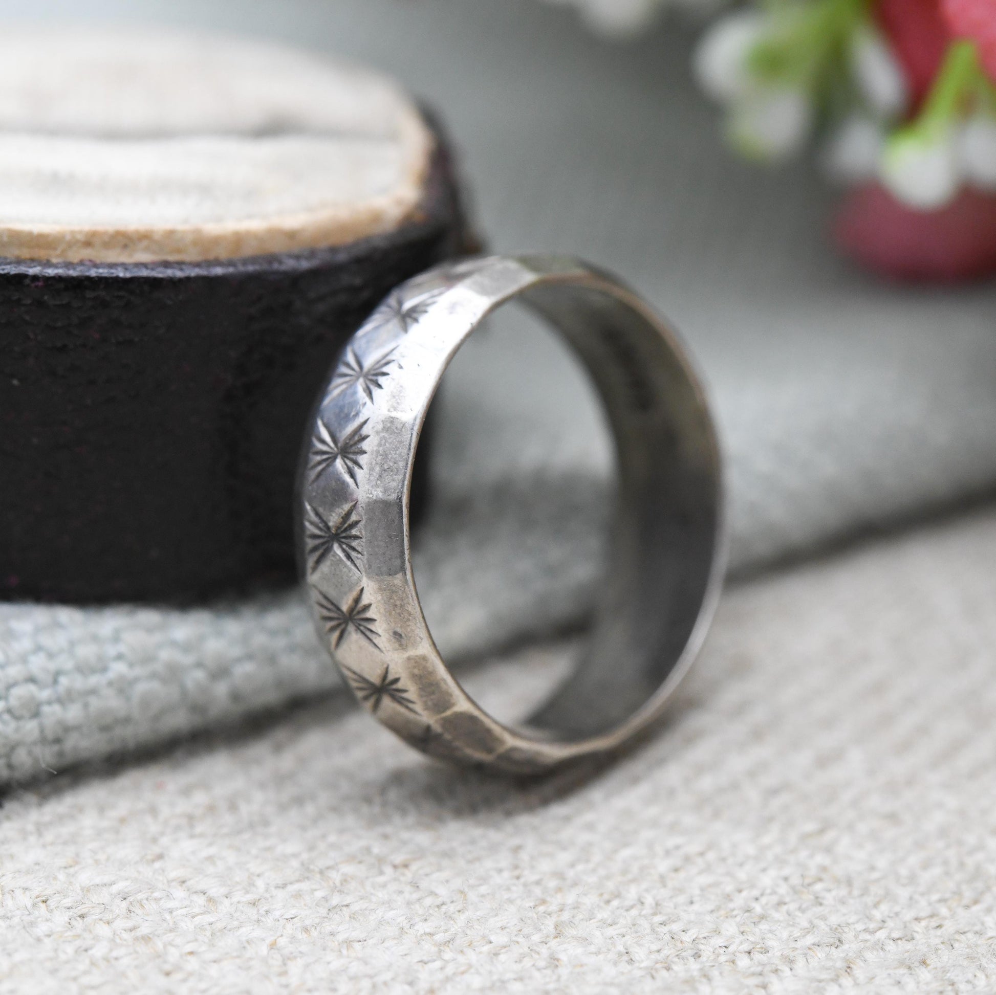 Vintage Sterling Silver Band Ring with Diamond Cut Star Design - Mid-Century 1960's Unisex Textured Silver | UK Size - N | US Size - 6 3/4