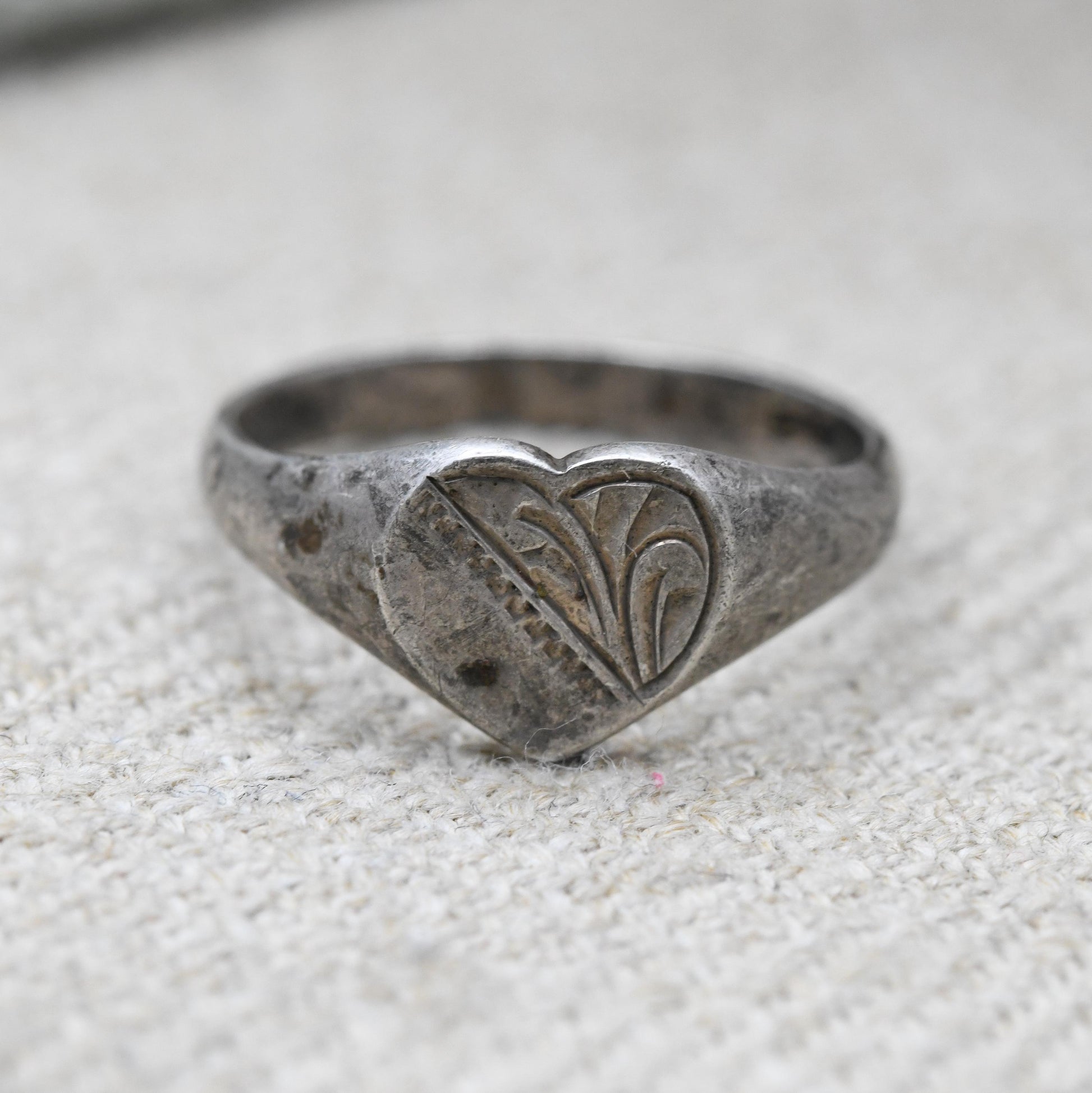 Vintage Sterling Silver Heart Signet Ring - Engraved Silver 1977 Love Heart Jewellery | Everyday Ring | UK Size - O 1/2 | US Size - 7 1/4