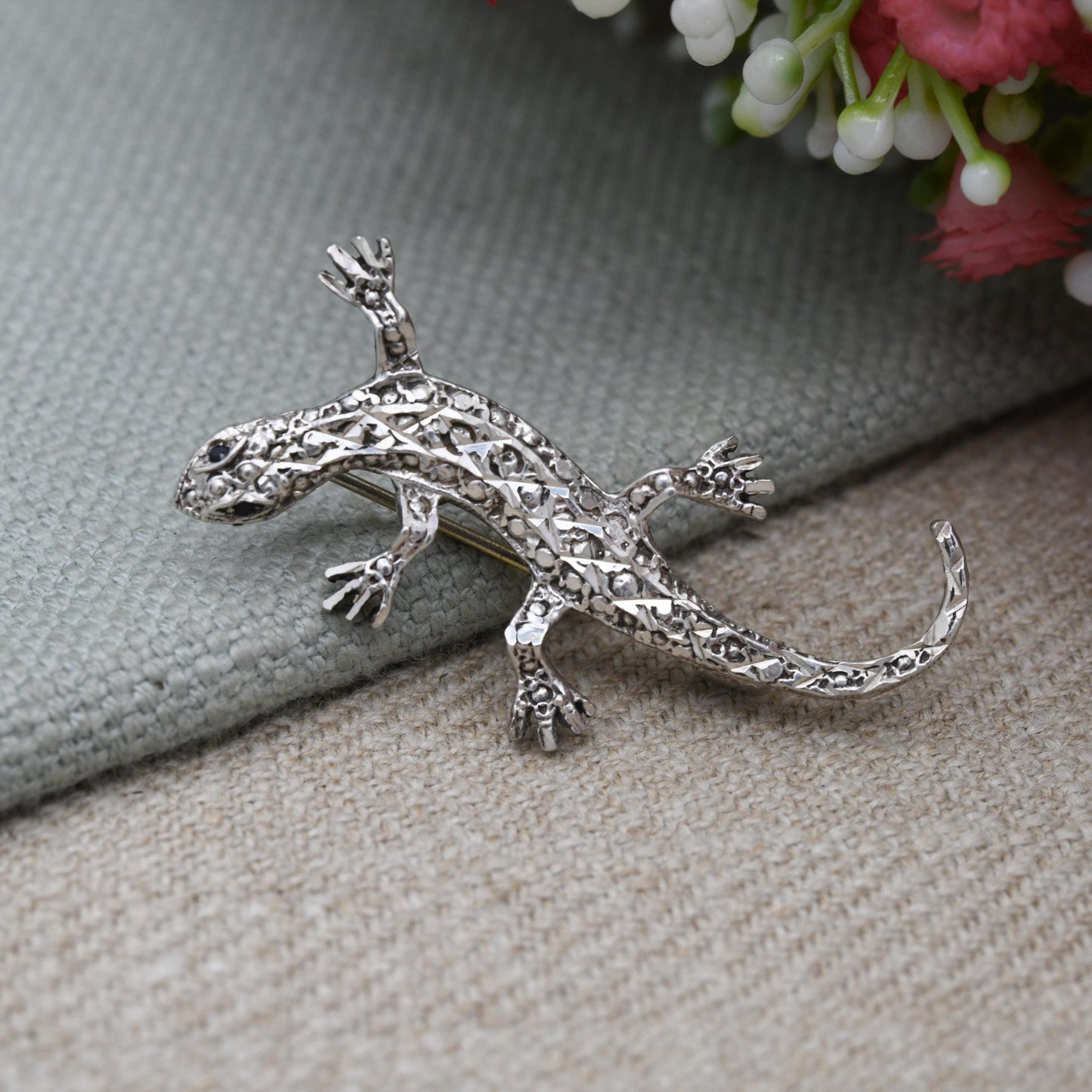 Vintage Sterling Silver Gecko Brooch - Detailed Crawling Gecko | Small Black Stone Eyes | Textured | Novelty Animal Jewellery