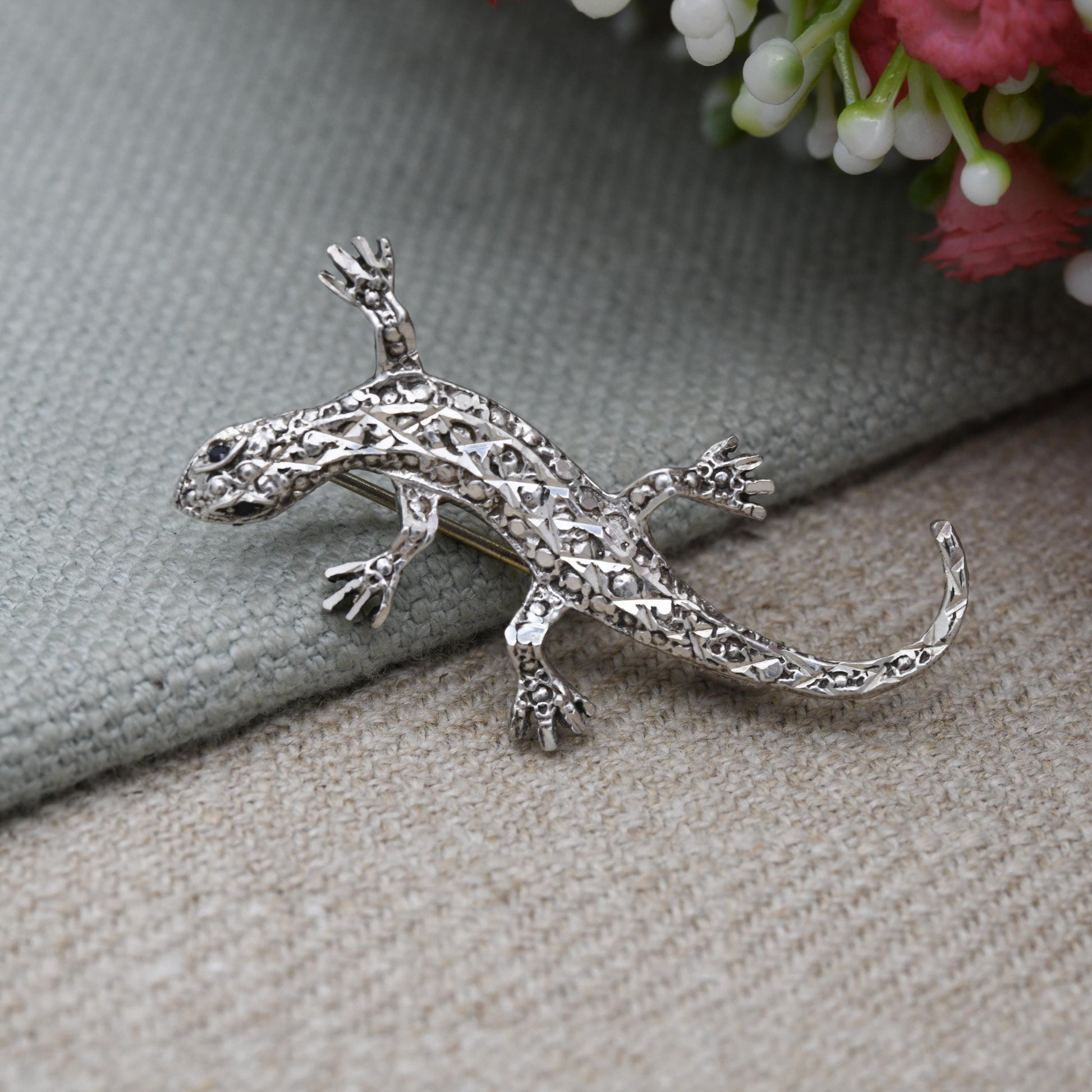 Vintage Sterling Silver Gecko Brooch - Detailed Crawling Gecko | Small Black Stone Eyes | Textured | Novelty Animal Jewellery