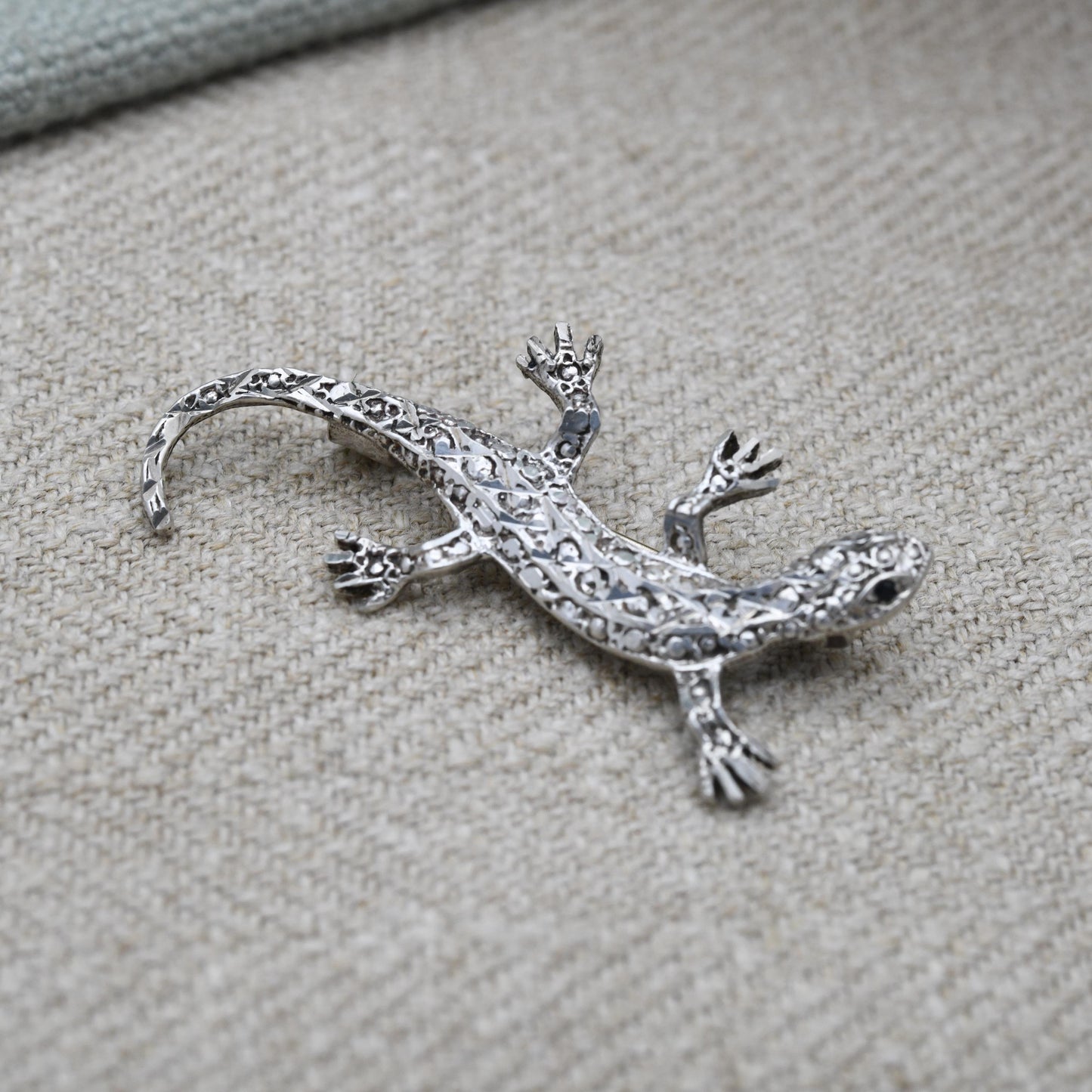 Vintage Sterling Silver Gecko Brooch - Detailed Crawling Gecko | Small Black Stone Eyes | Textured | Novelty Animal Jewellery