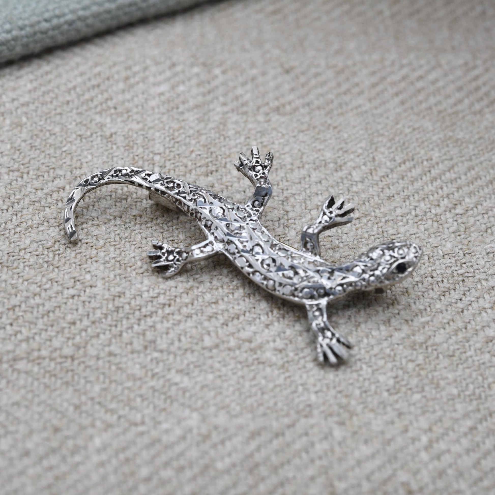 Vintage Sterling Silver Gecko Brooch - Detailed Crawling Gecko | Small Black Stone Eyes | Textured | Novelty Animal Jewellery