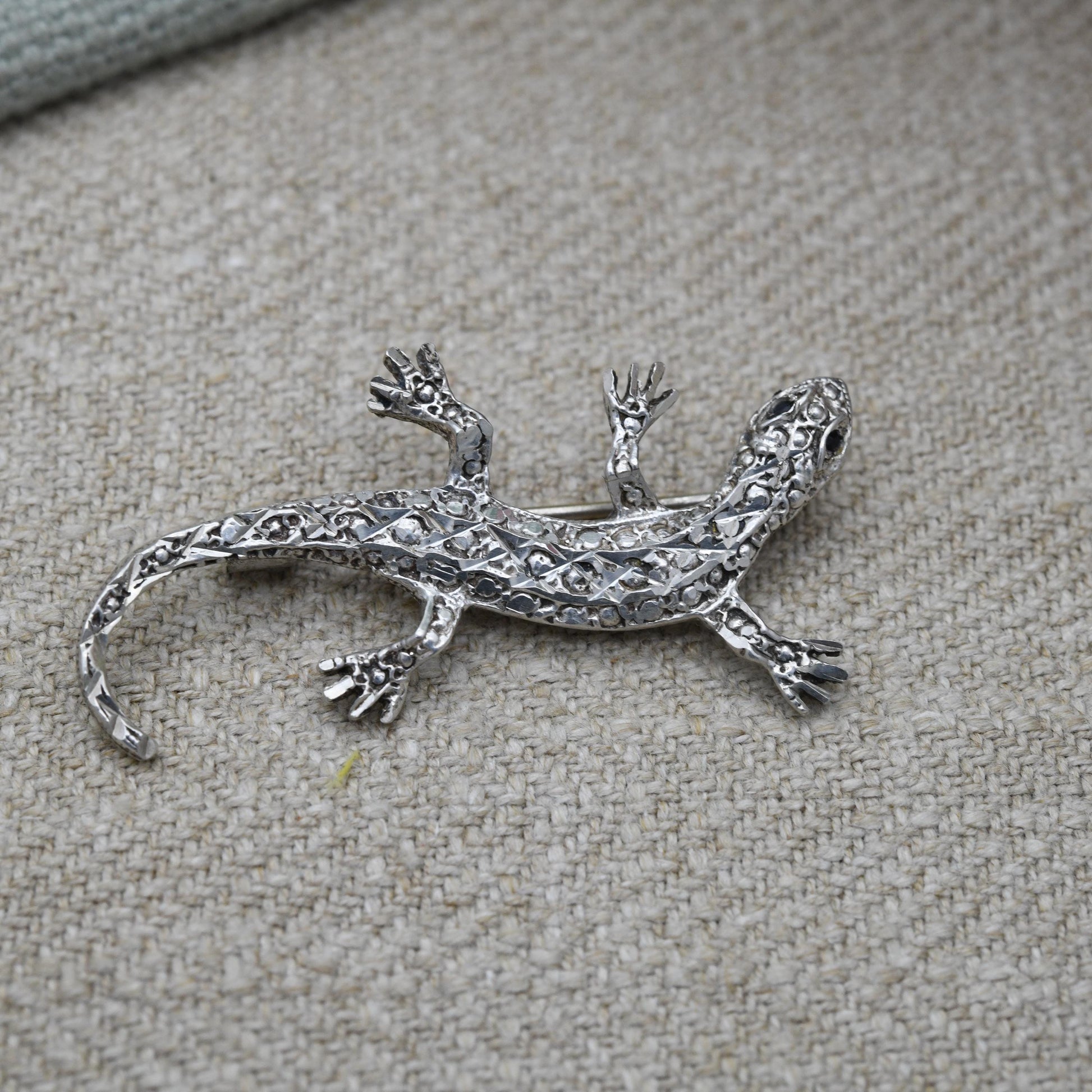 Vintage Sterling Silver Gecko Brooch - Detailed Crawling Gecko | Small Black Stone Eyes | Textured | Novelty Animal Jewellery