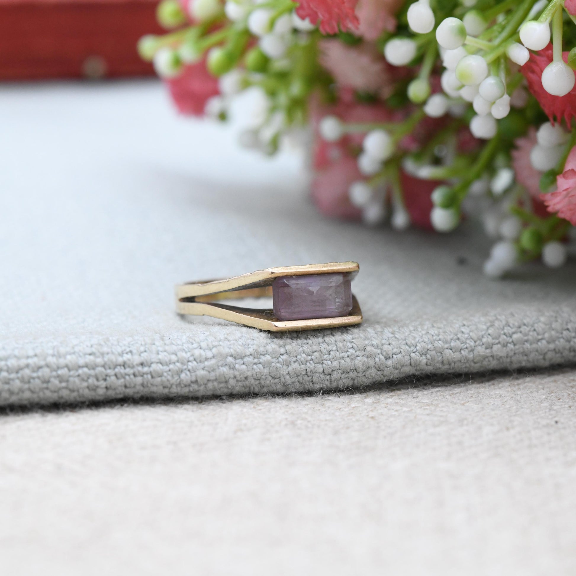 Vintage 9ct Gold Amethyst Ring 1971 - Antique Revival Style Engraved Scrolling Shank | Purple Gemstone | UK Size - O 1/2 | US Size - 7 3/4