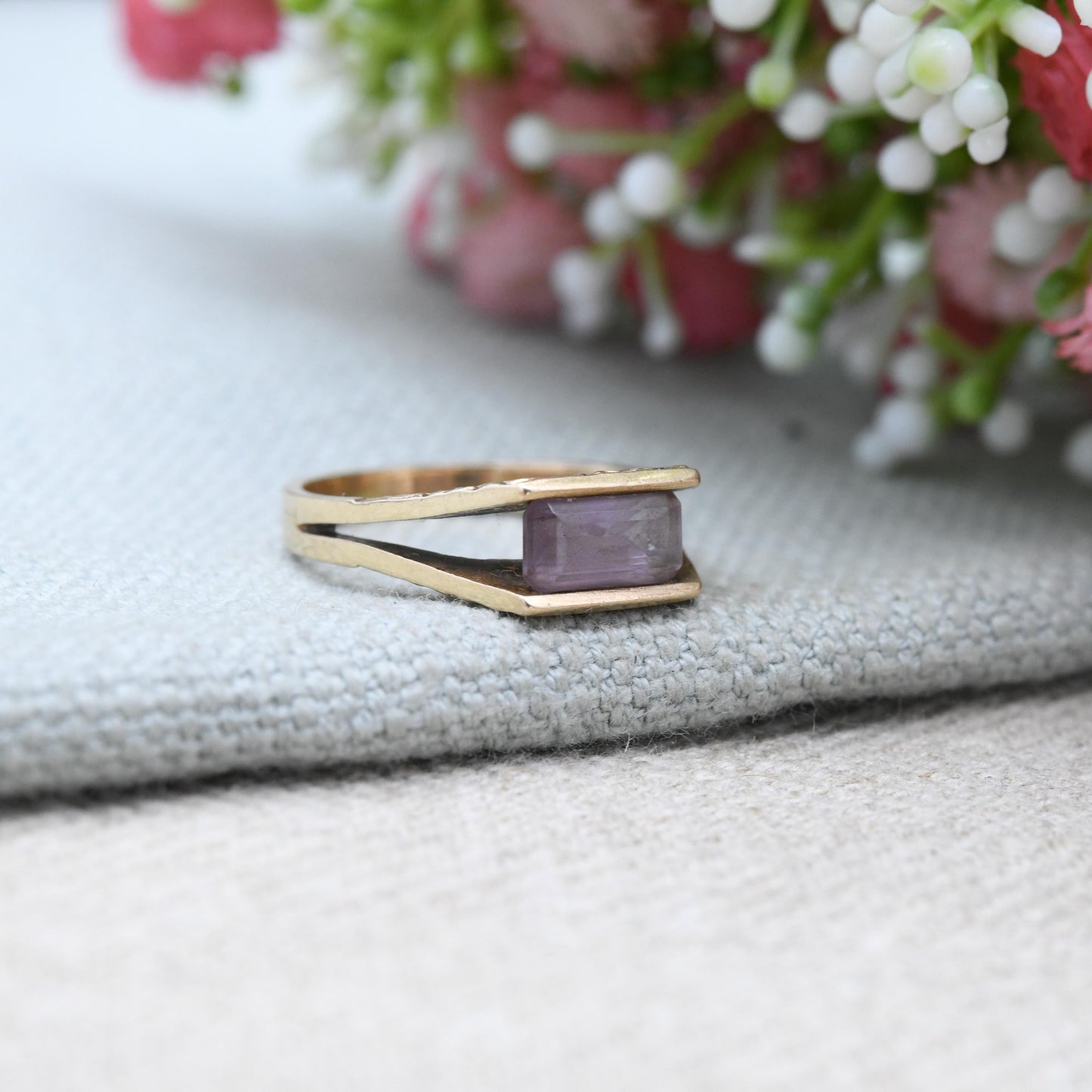 Vintage 9ct Gold Amethyst Ring 1971 - Antique Revival Style Engraved Scrolling Shank | Purple Gemstone | UK Size - O 1/2 | US Size - 7 3/4
