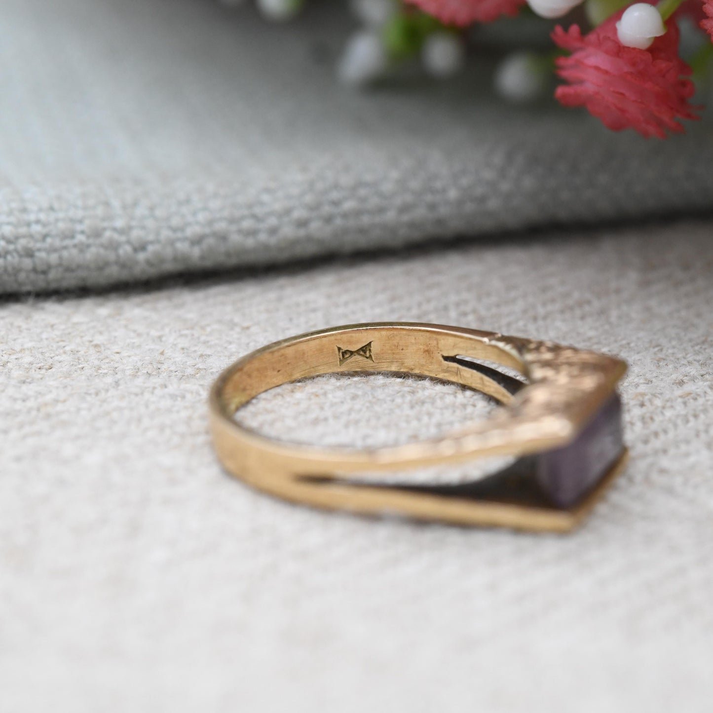 Vintage 9ct Gold Amethyst Ring 1971 - Antique Revival Style Engraved Scrolling Shank | Purple Gemstone | UK Size - O 1/2 | US Size - 7 3/4
