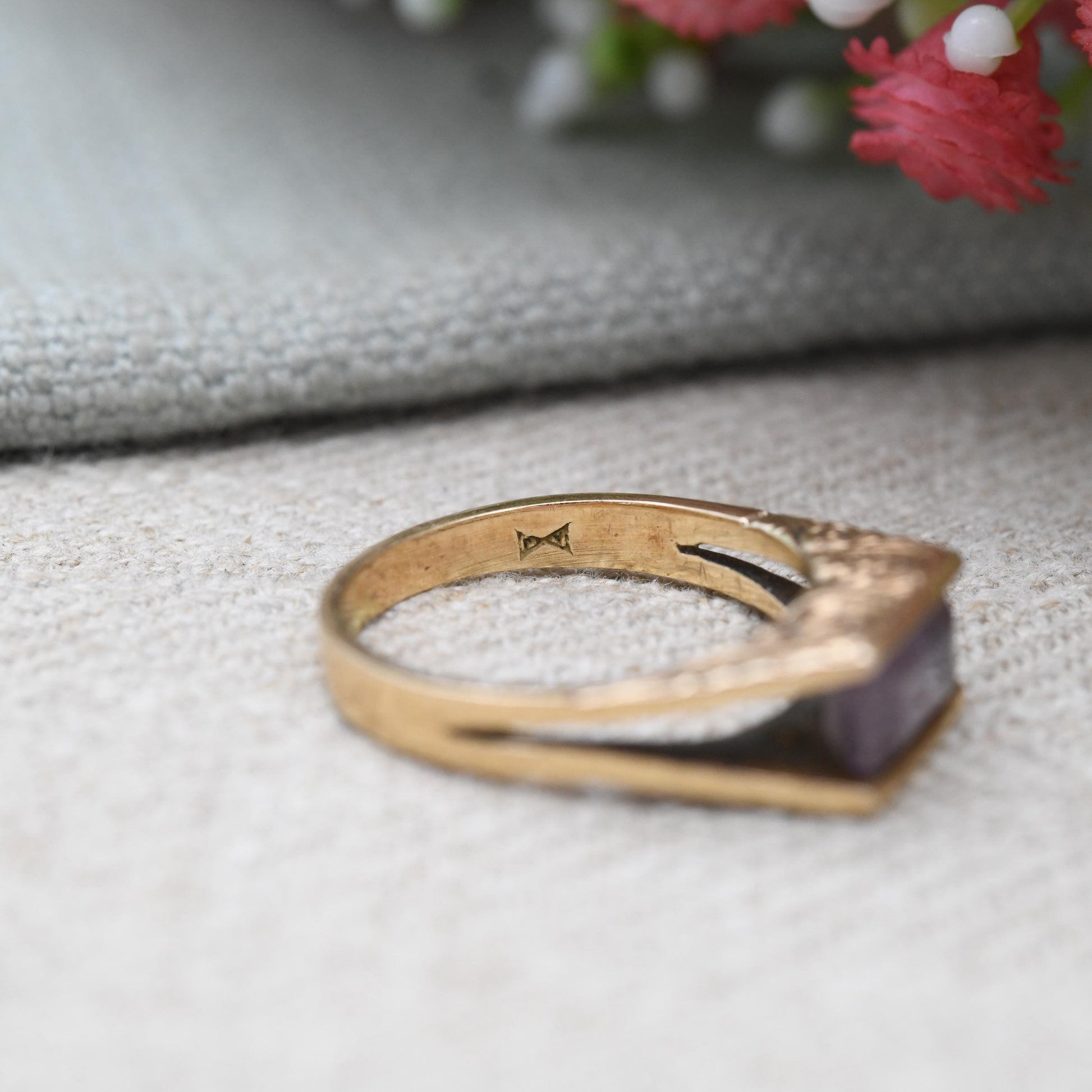 Vintage 9ct Gold Amethyst Ring 1971 - Antique Revival Style Engraved Scrolling Shank | Purple Gemstone | UK Size - O 1/2 | US Size - 7 3/4
