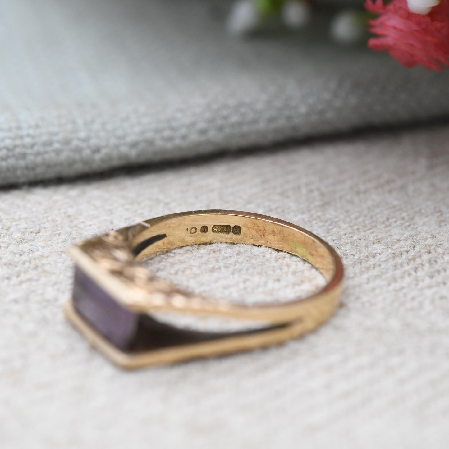 Vintage 9ct Gold Amethyst Ring 1971 - Antique Revival Style Engraved Scrolling Shank | Purple Gemstone | UK Size - O 1/2 | US Size - 7 3/4
