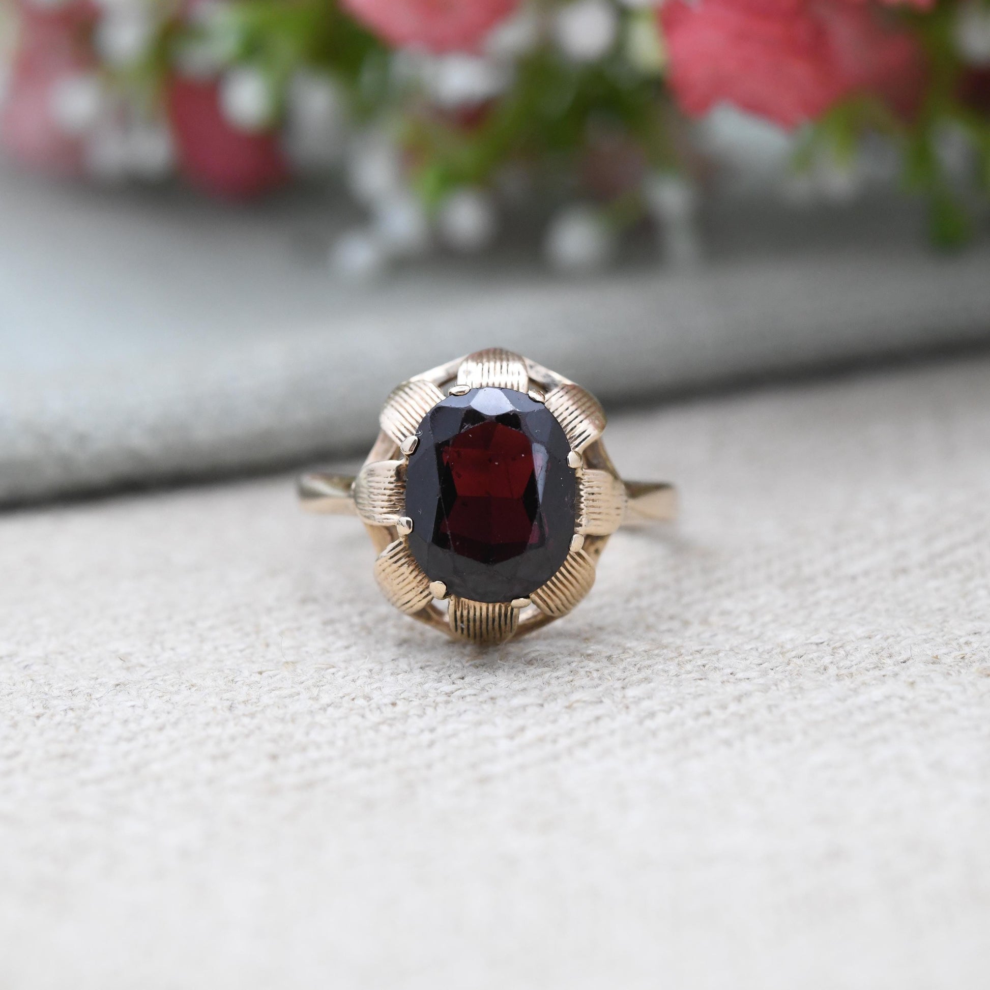 Vintage 9ct Gold Garnet Floral Solitaire Ring 1969 - Cocktail Statement Dress Ring | UK Size - O | US Size - 7 1/2