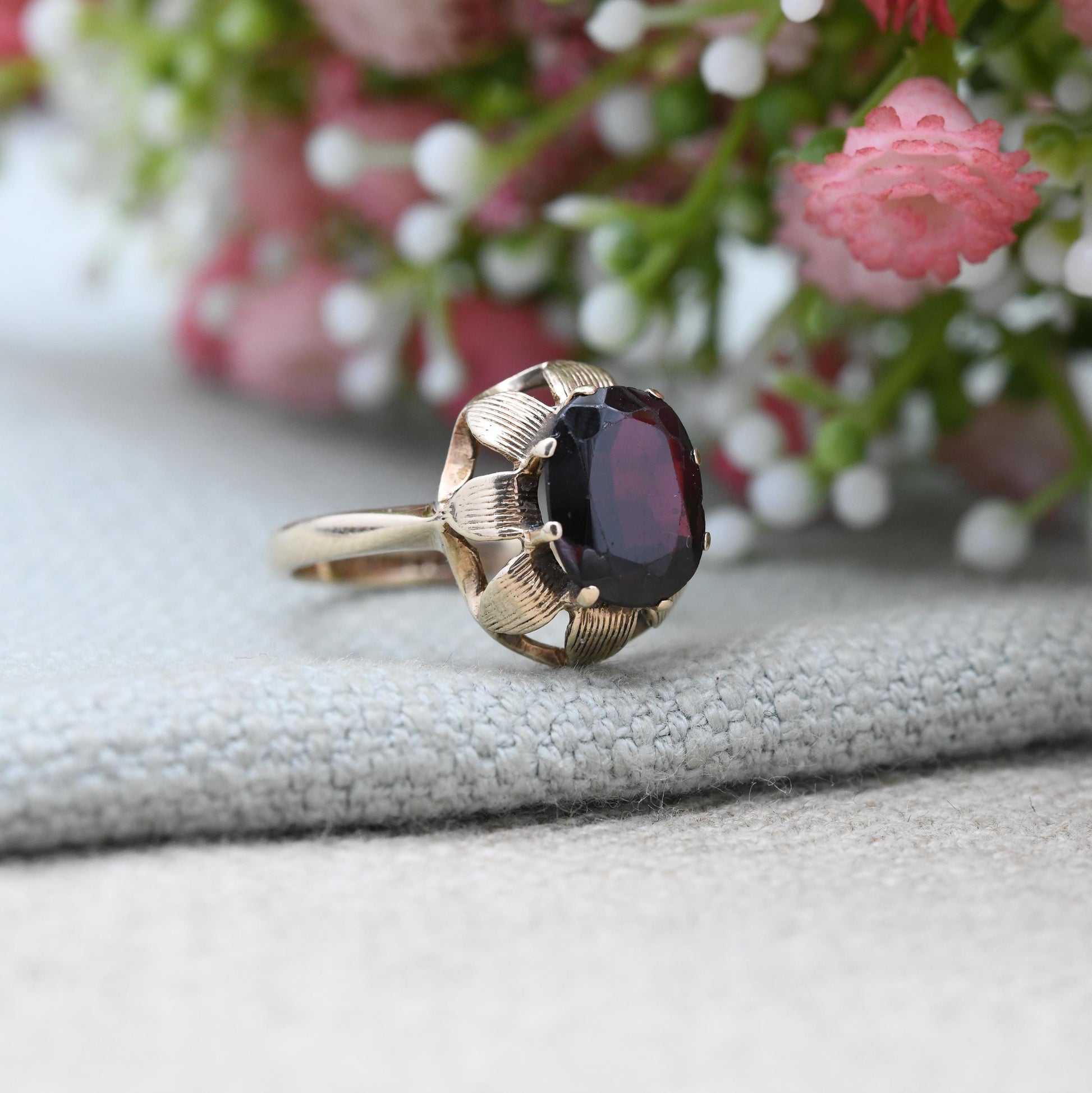 Vintage 9ct Gold Garnet Floral Solitaire Ring 1969 - Cocktail Statement Dress Ring | UK Size - O | US Size - 7 1/2