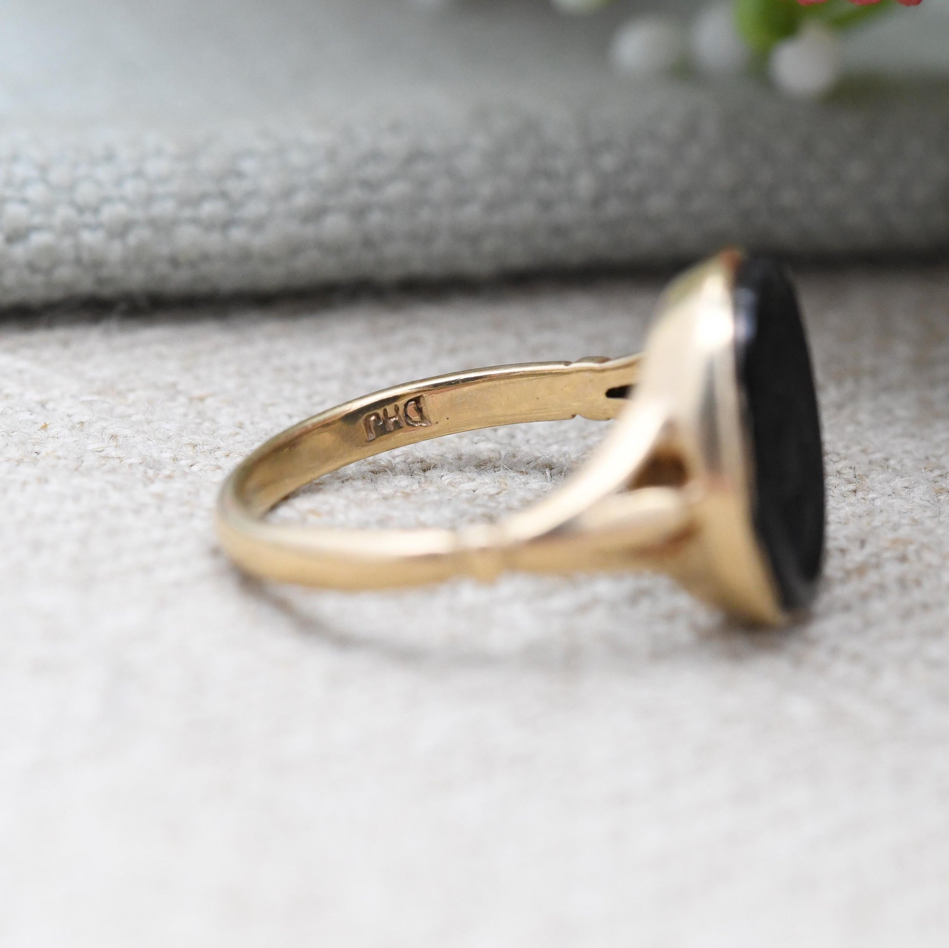 Vintage 9ct Gold Onyx Cameo Ring 1971 with Classical Roman Figure - Carved Laurel Wreath Crowned Head Bust | UK Size - J | US Size - 5