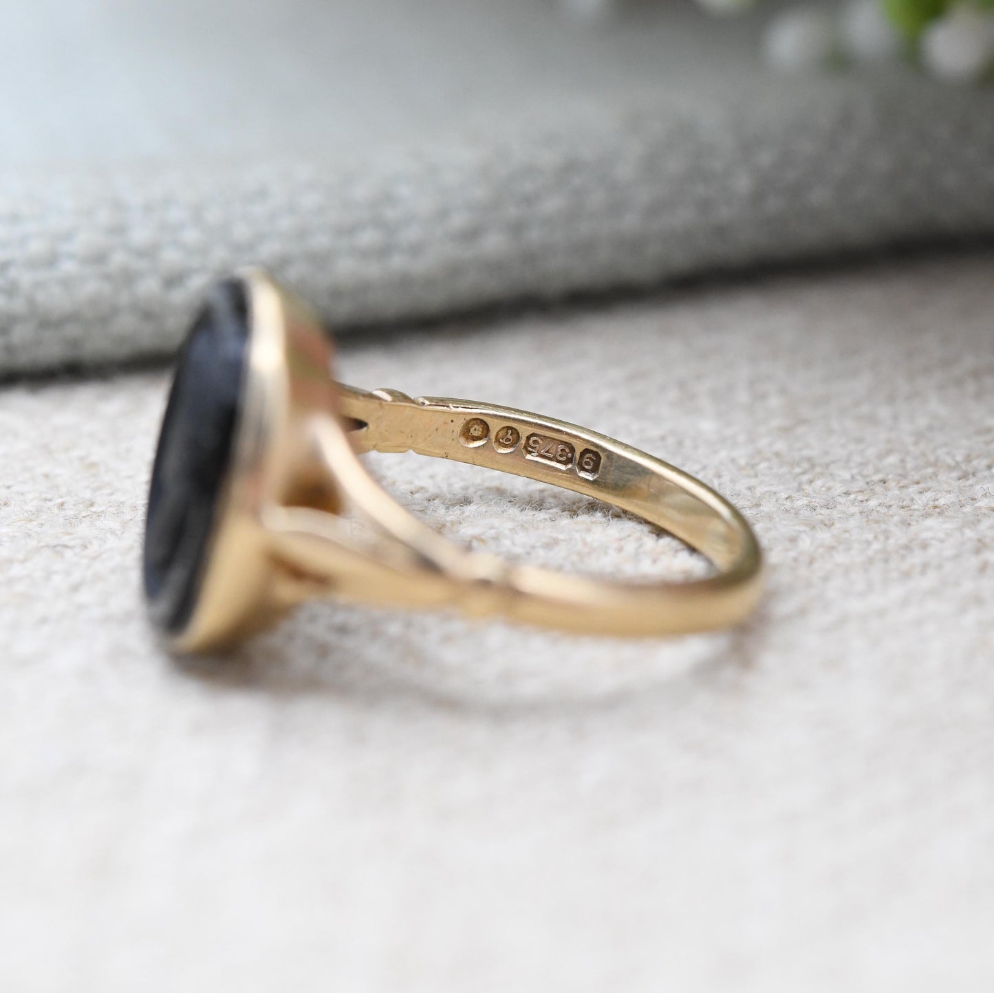 Vintage 9ct Gold Onyx Cameo Ring 1971 with Classical Roman Figure - Carved Laurel Wreath Crowned Head Bust | UK Size - J | US Size - 5
