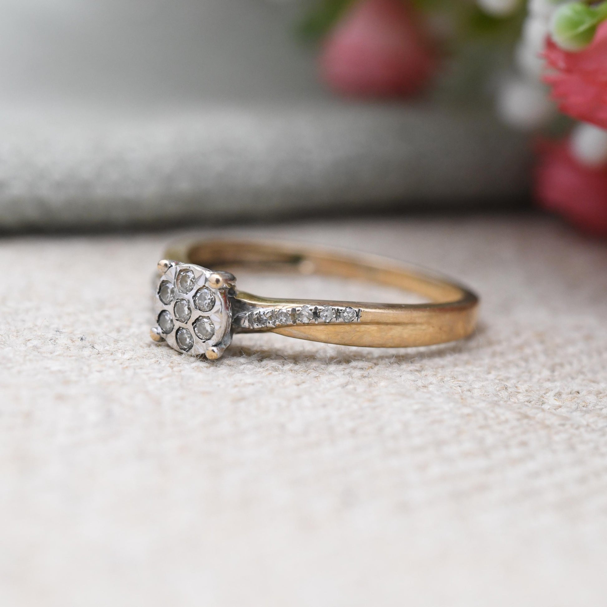 Vintage 9ct Gold and Diamond Cluster Ring 0.1 Carats 10 Points - Y2K Gold Twist Jewellery Two Tone White | UK Size - M | US Size - 6 1/2