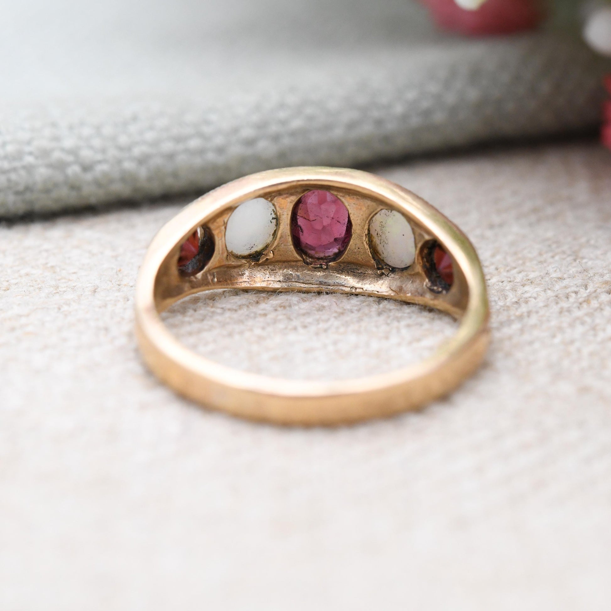 Vintage 9ct Gold Garnet and Opal Ring 1972 - Five Stone Dress Ring | Pretty Mid-Century Graduated Gemstones | UK Size - P | US Size - 7 3/4