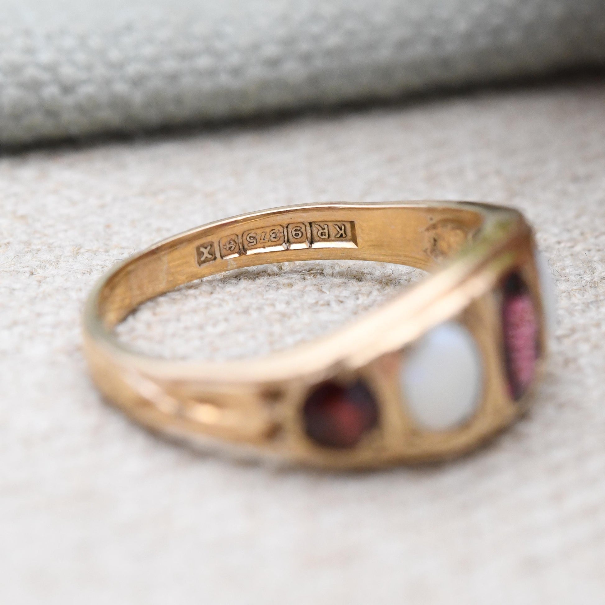 Vintage 9ct Gold Garnet and Opal Ring 1972 - Five Stone Dress Ring | Pretty Mid-Century Graduated Gemstones | UK Size - P | US Size - 7 3/4