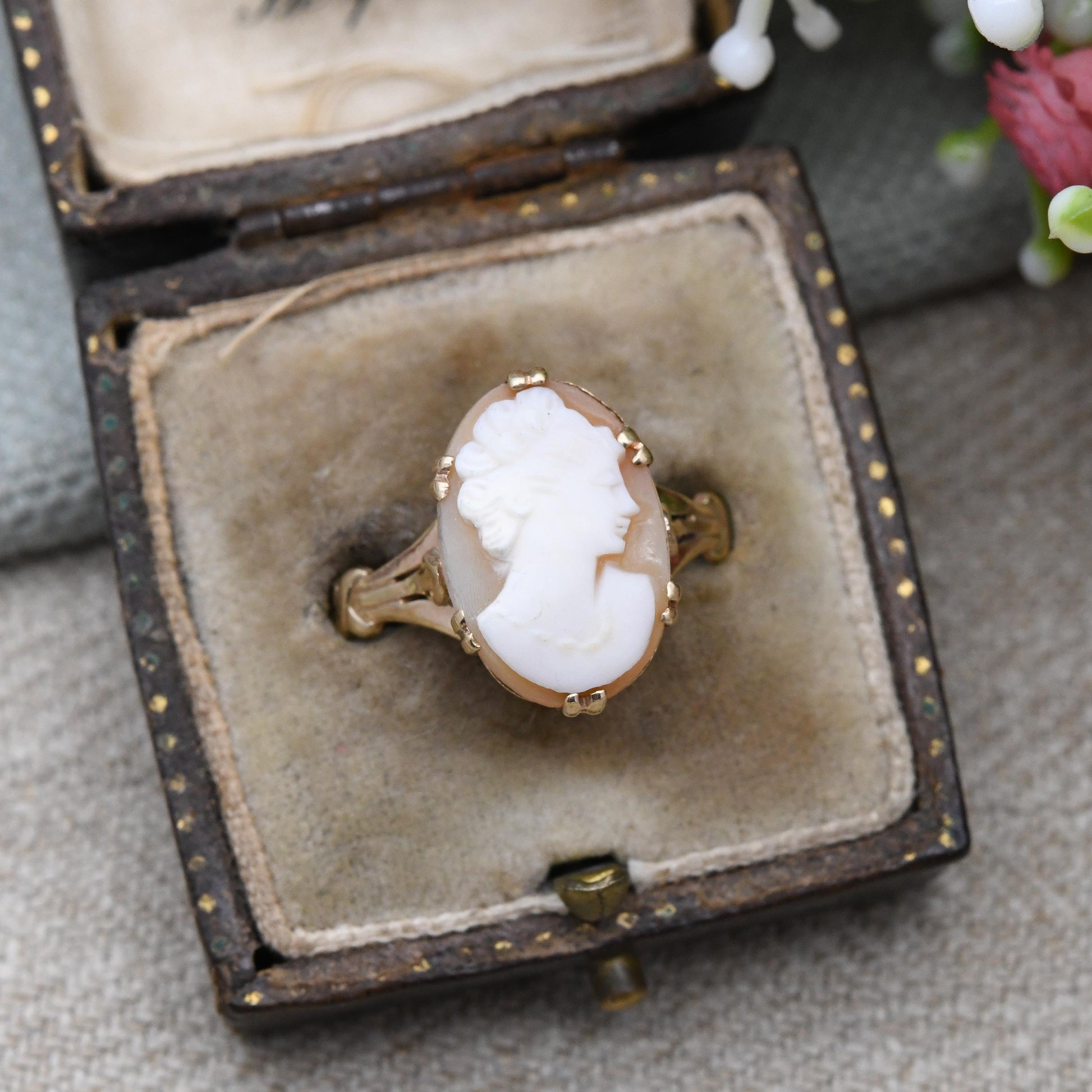 Vintage 9ct Gold Cameo Ring Carved Shell Face - Mid-Century Oval Portrait Profile Statement Ring | UK Size - R | US Size - 8 3/4