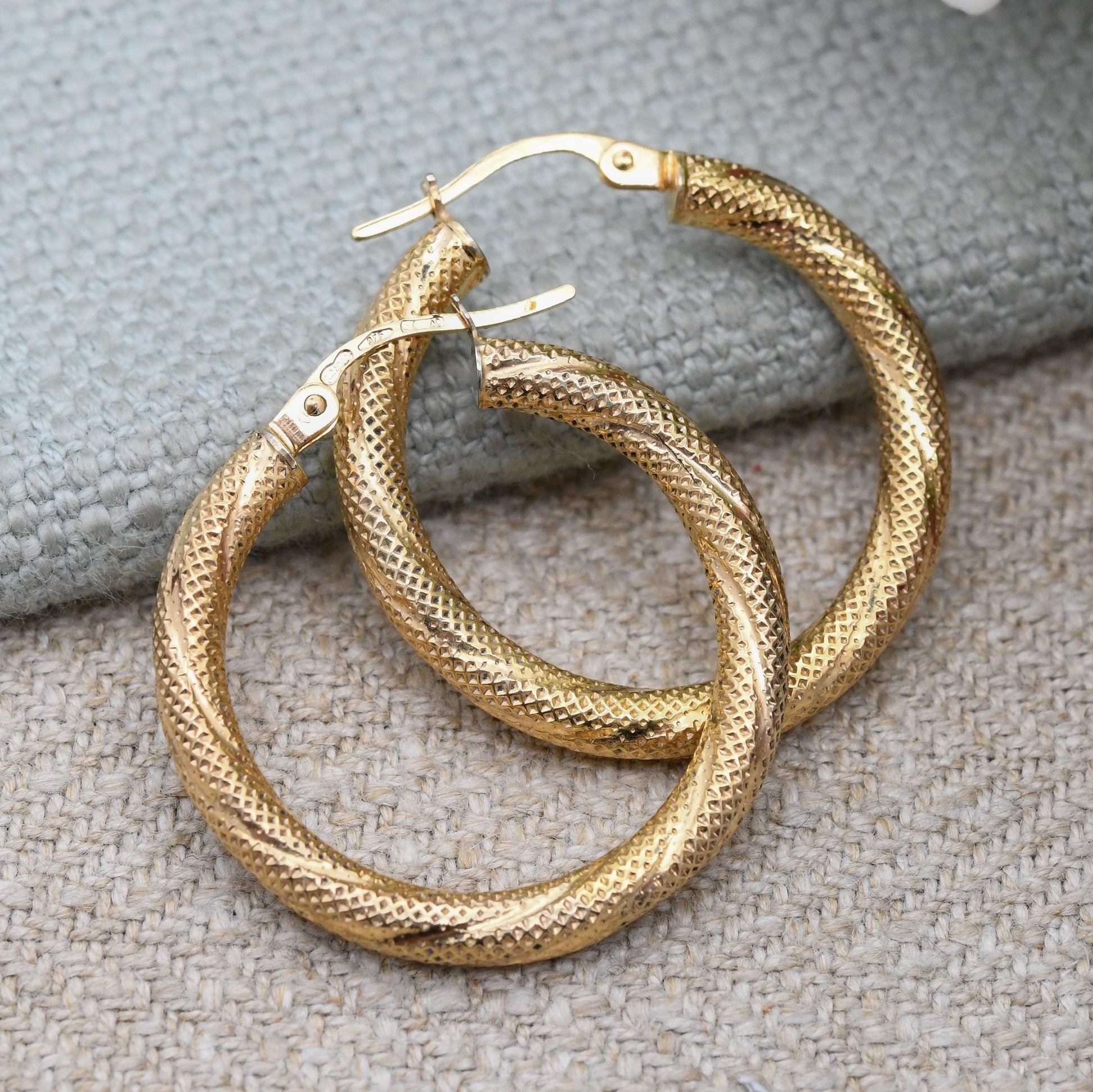 Vintage Unoaerre 9ct Gold Hoop Earrings - Italian Designer Textured Circle Hoops | Minimal Everyday Plain Round Hoops Chunky | 2.5 cm Dia