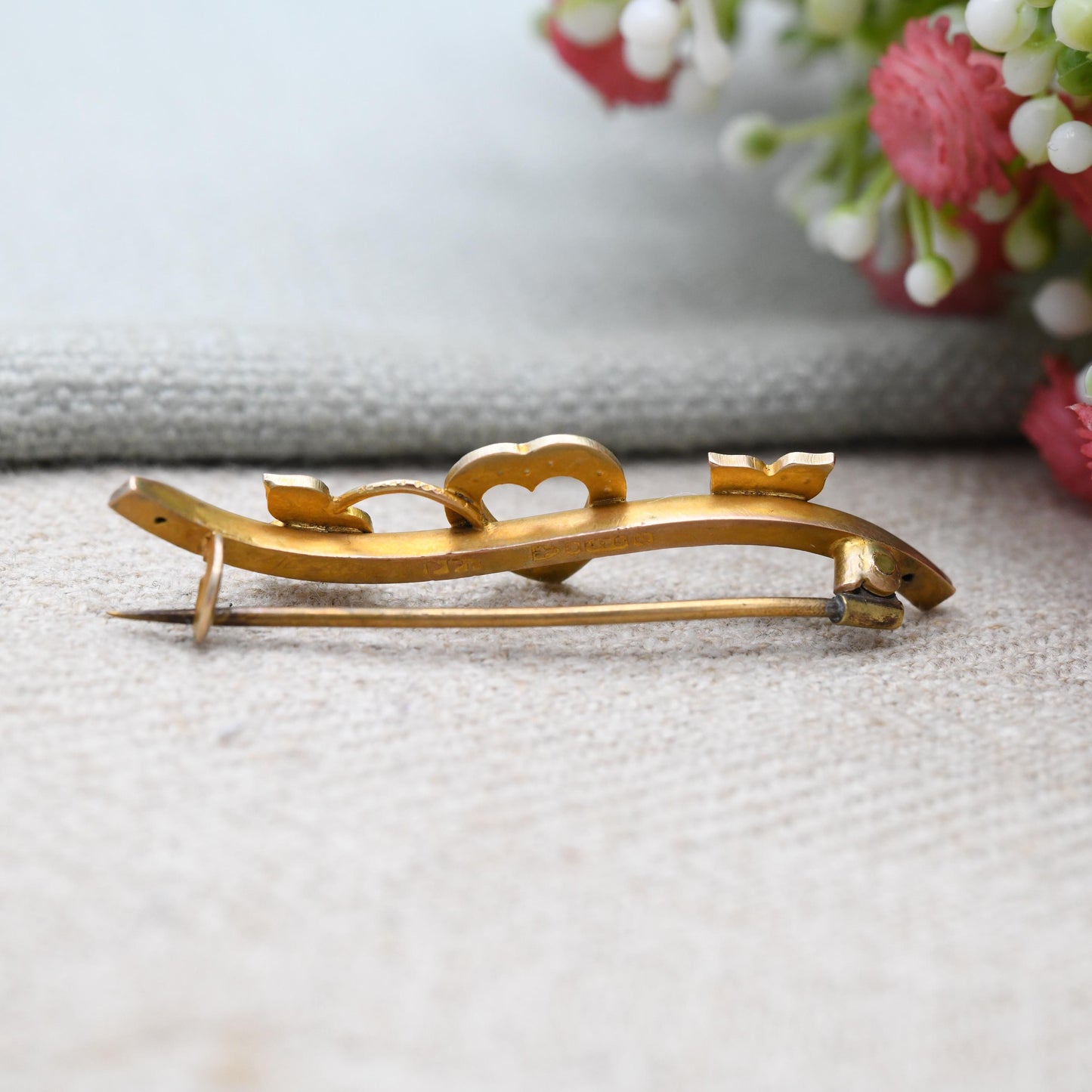 Antique Victorian 9ct Gold Turquoise and Split Pearl Brooch 1899 - Heart and Leaf Shaped Setting | Pretty Ornate Detail Bar Brooch | Chester