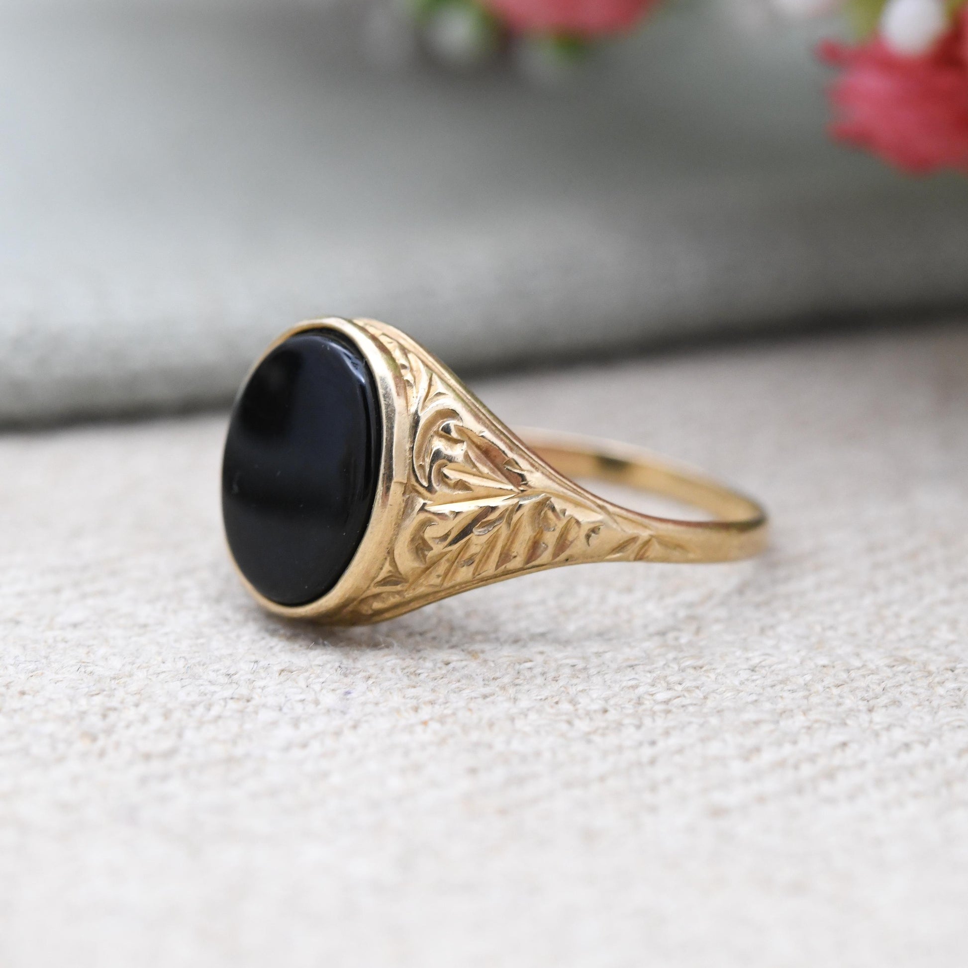 Vintage 9ct Gold Onyx Signet Ring - Detailed Shoulders | Unisex Yellow Gold and Black Jewellery Gift for Him | UK Size - W | US Size - 11