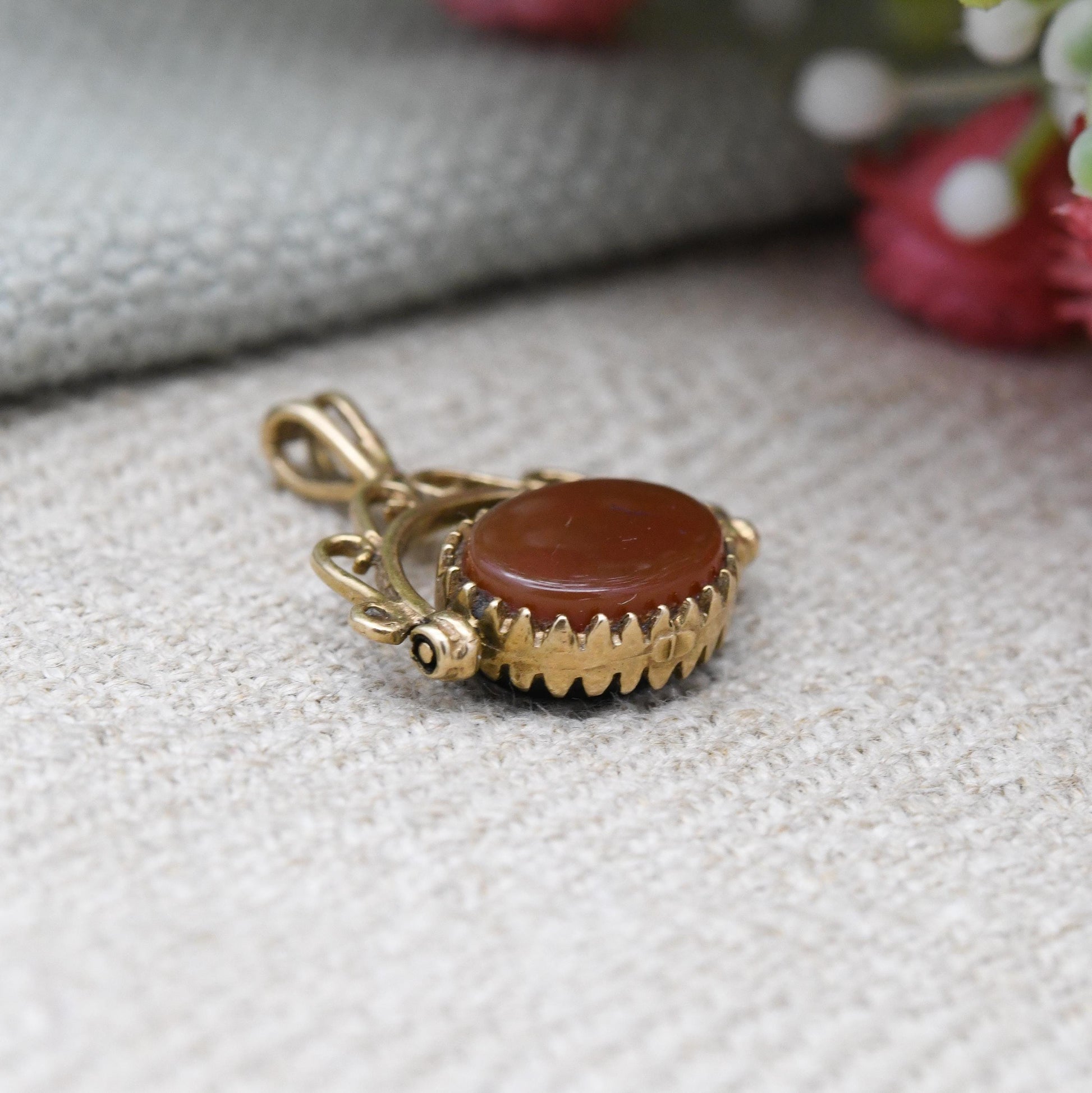 Vintage 9ct Gold Spinner Fob Pendant c. 1980s - Antique Style Miniature Gemstone Watch Fob Charm Ornate | Cabochon Red Carnelian Black Onyx