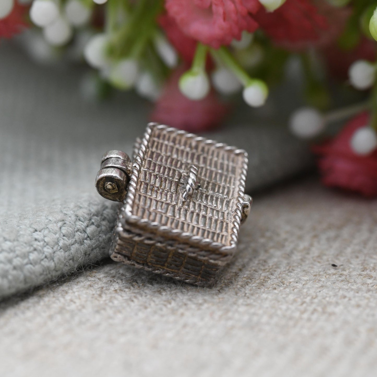Vintage Sterling Silver Opening Picnic Basket Charm Pendant - Picnic set including food and cutlery | Opening | Gift for Charm Bracelet