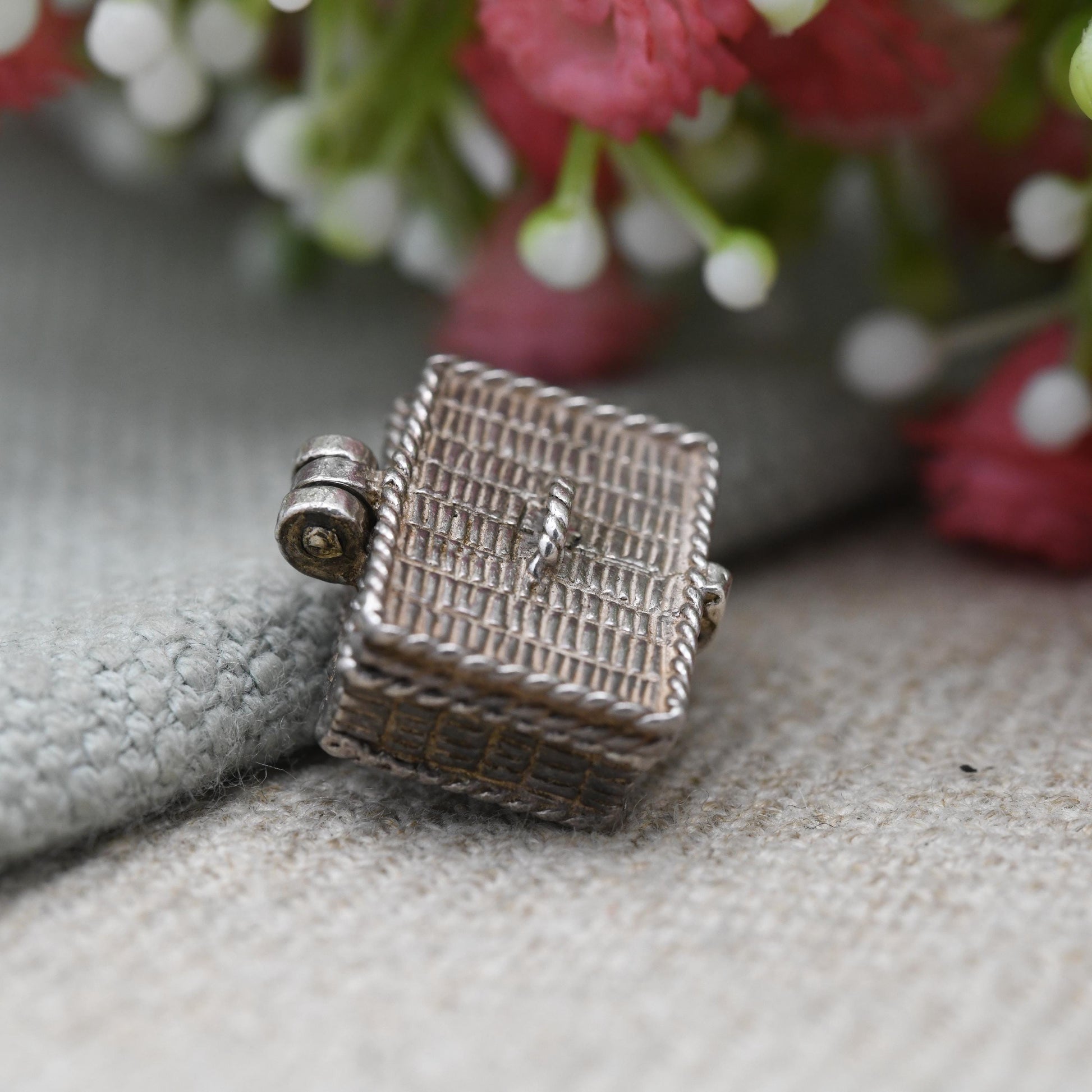 Vintage Sterling Silver Opening Picnic Basket Charm Pendant - Picnic set including food and cutlery | Opening | Gift for Charm Bracelet