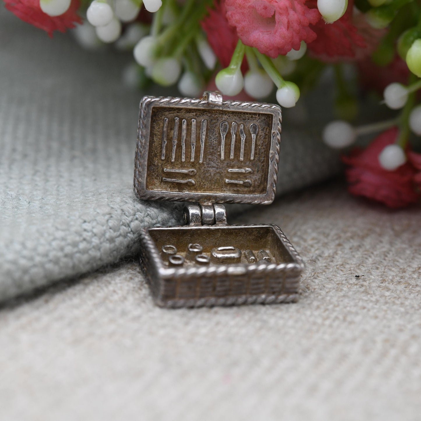 Vintage Sterling Silver Opening Picnic Basket Charm Pendant - Picnic set including food and cutlery | Opening | Gift for Charm Bracelet