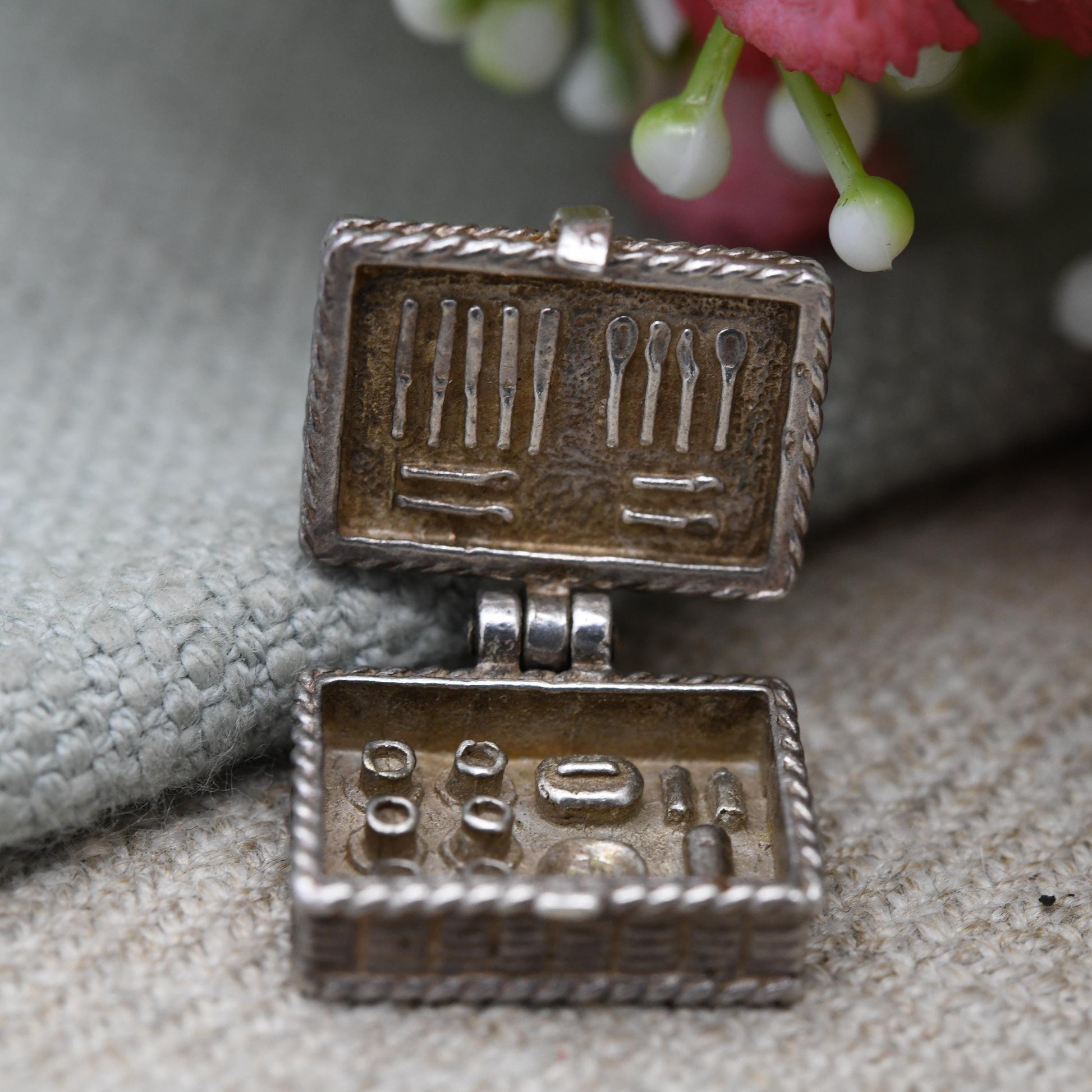 Vintage Sterling Silver Opening Picnic Basket Charm Pendant - Picnic set including food and cutlery | Opening | Gift for Charm Bracelet