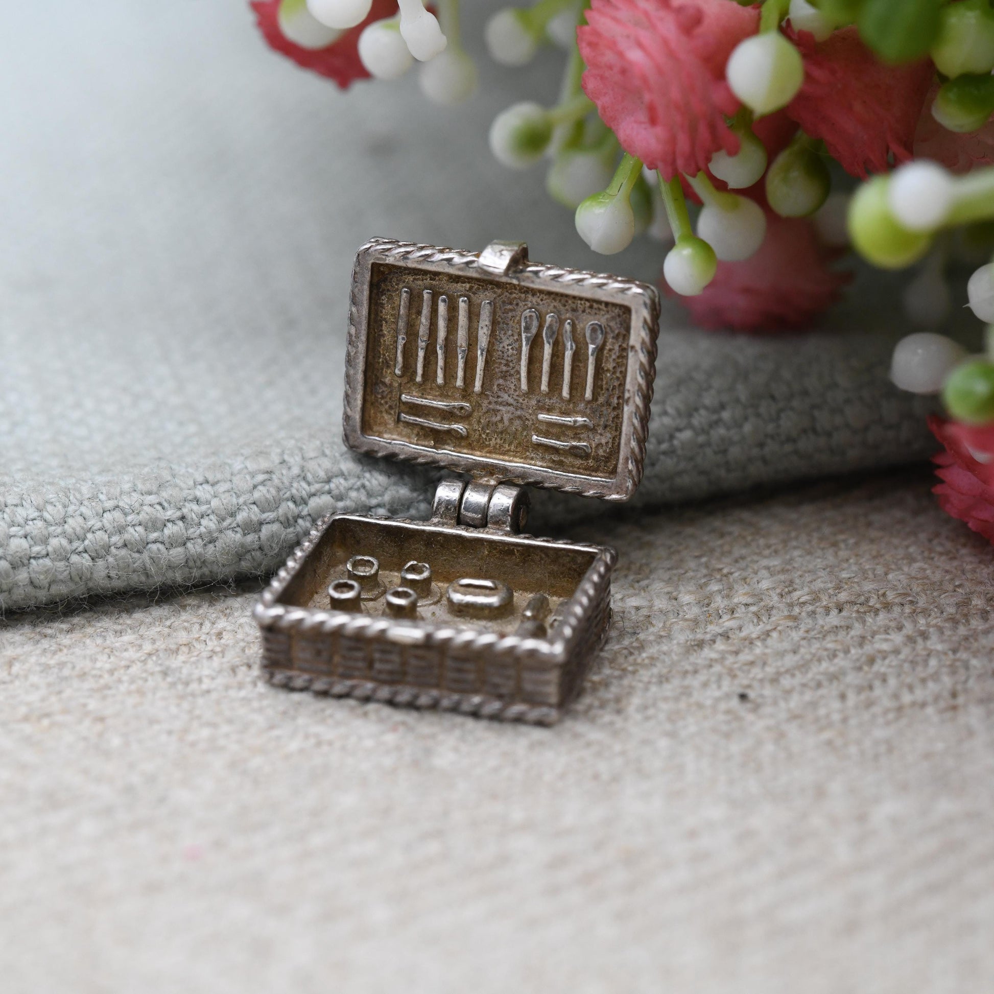 Vintage Sterling Silver Opening Picnic Basket Charm Pendant - Picnic set including food and cutlery | Opening | Gift for Charm Bracelet