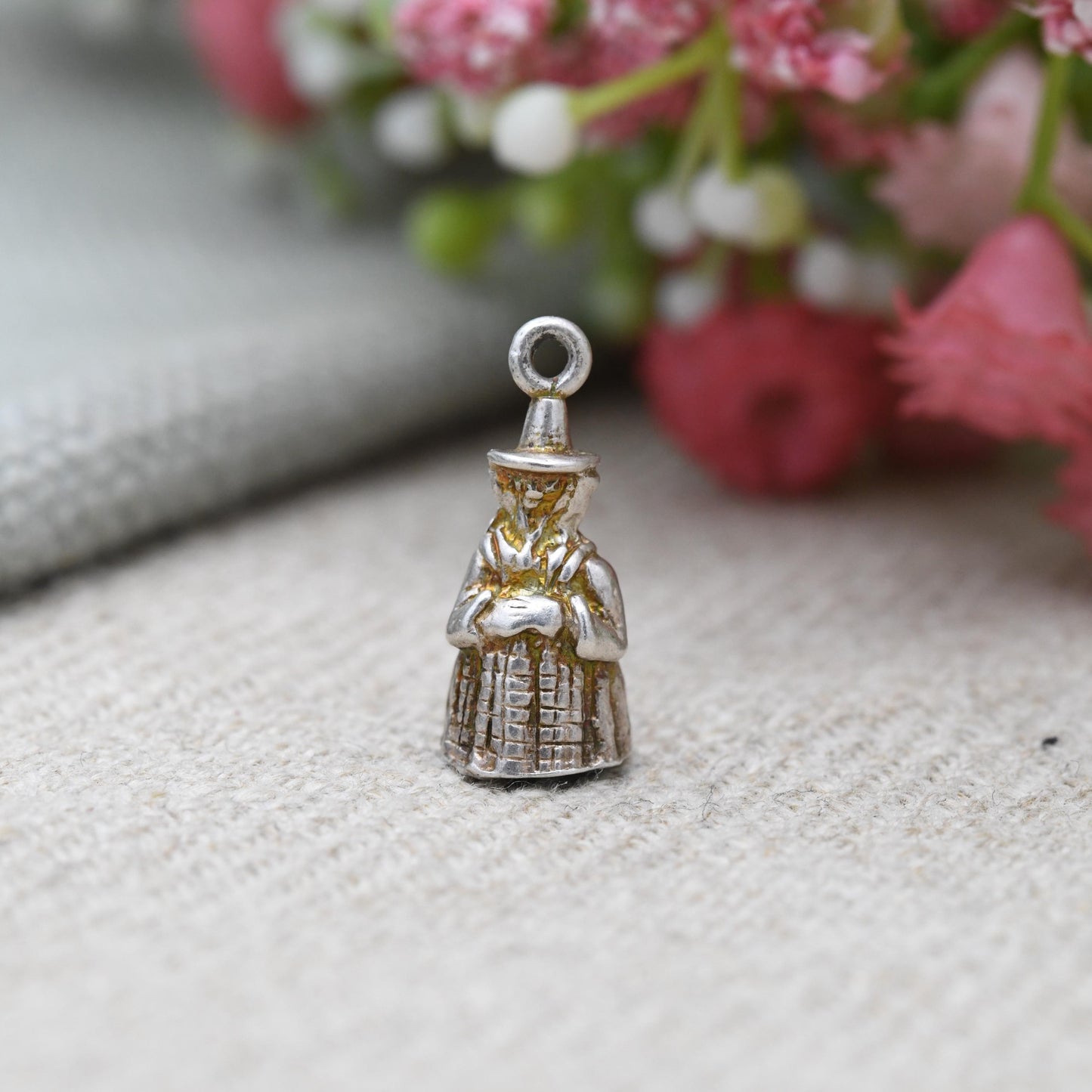 Vintage Sterling Silver Traditional Welsh Woman Charm Pendant - Het Gymreig Headgear | Gwisg Gymreig draddodiadol | Gift for Charm Bracelet