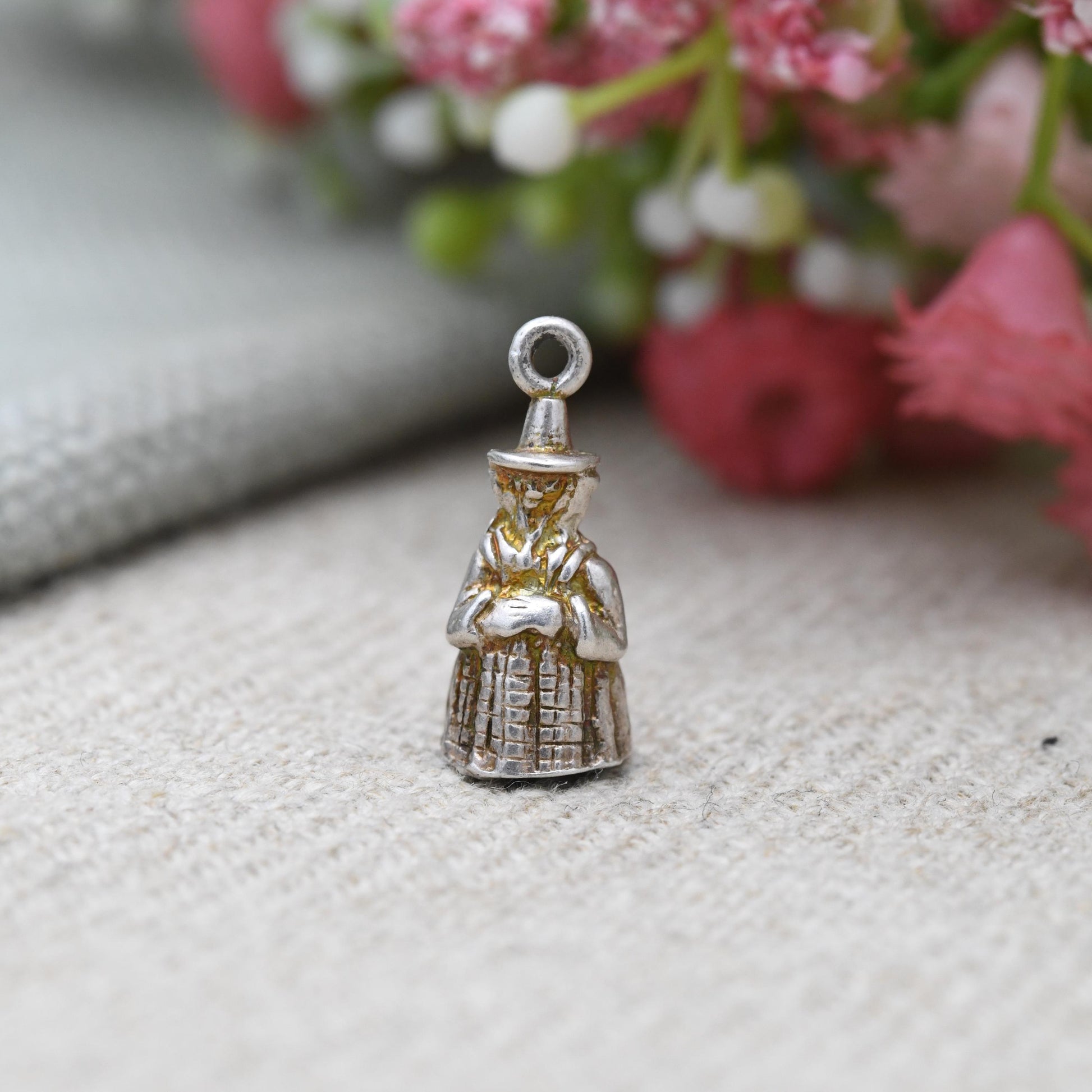 Vintage Sterling Silver Traditional Welsh Woman Charm Pendant - Het Gymreig Headgear | Gwisg Gymreig draddodiadol | Gift for Charm Bracelet