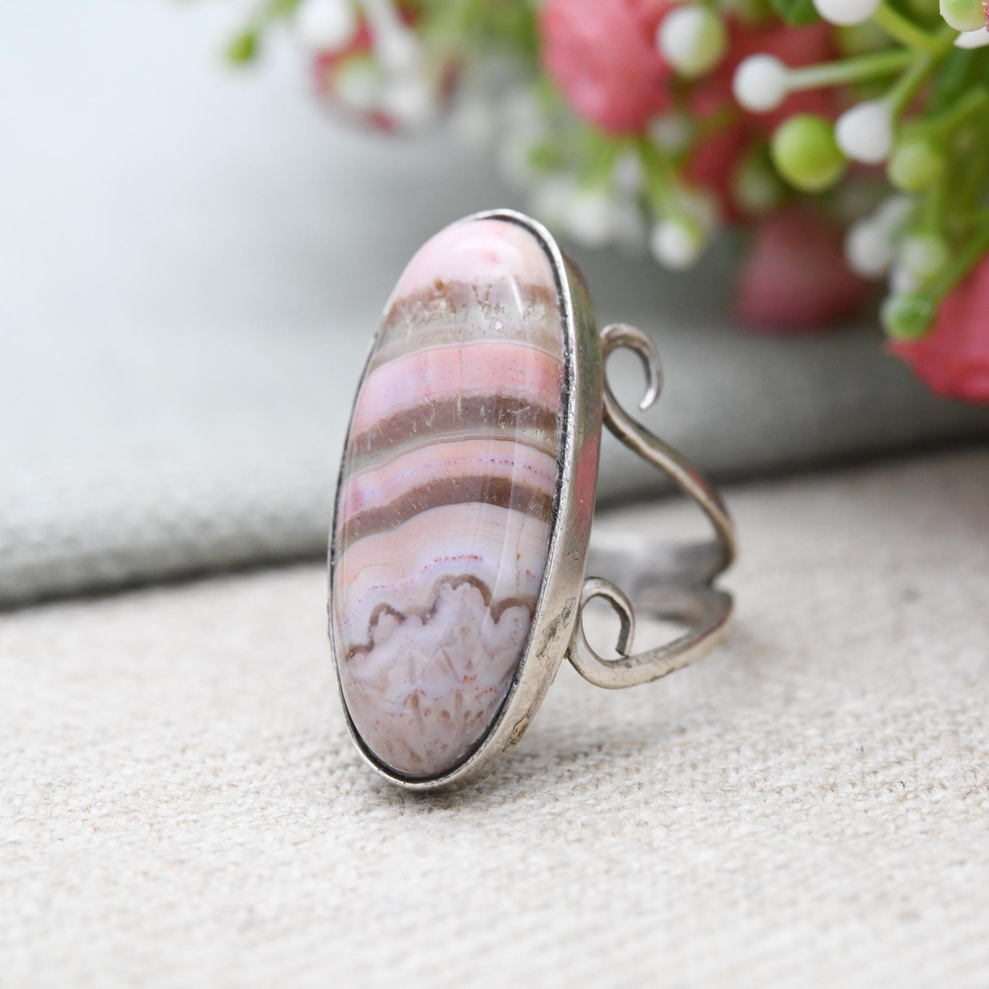 Vintage Sterling Silver Striped Pink Agate Ring - Open Shoulder | Scrolling | Cabochon | UK Size - O 1/2 | US Size - 7 3/4
