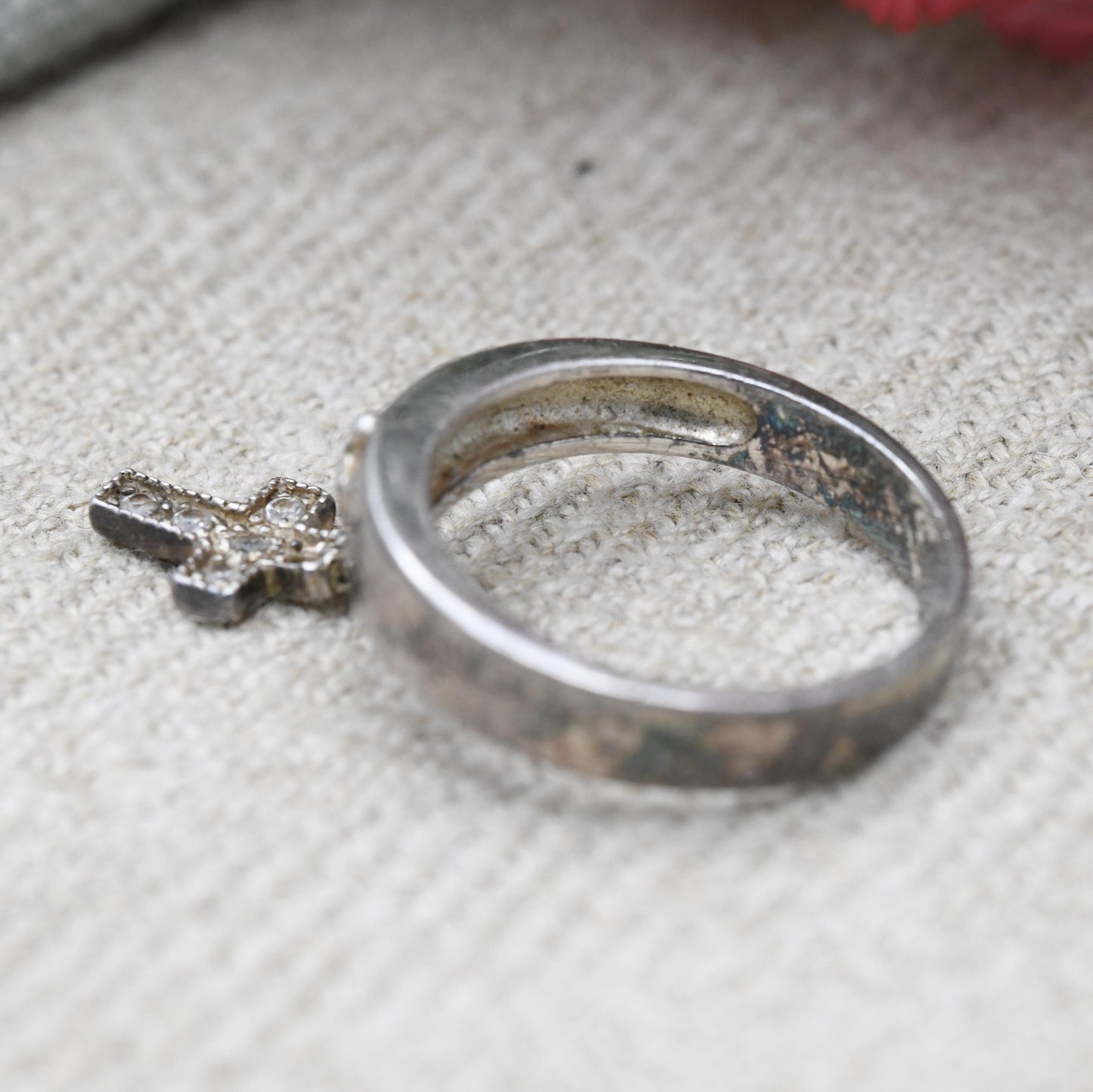 Vintage Sterling Silver Dangle Cross Band Ring - Clear Stone Decoration | Raised Cross Relief | UK Size - L | US Size - 6
