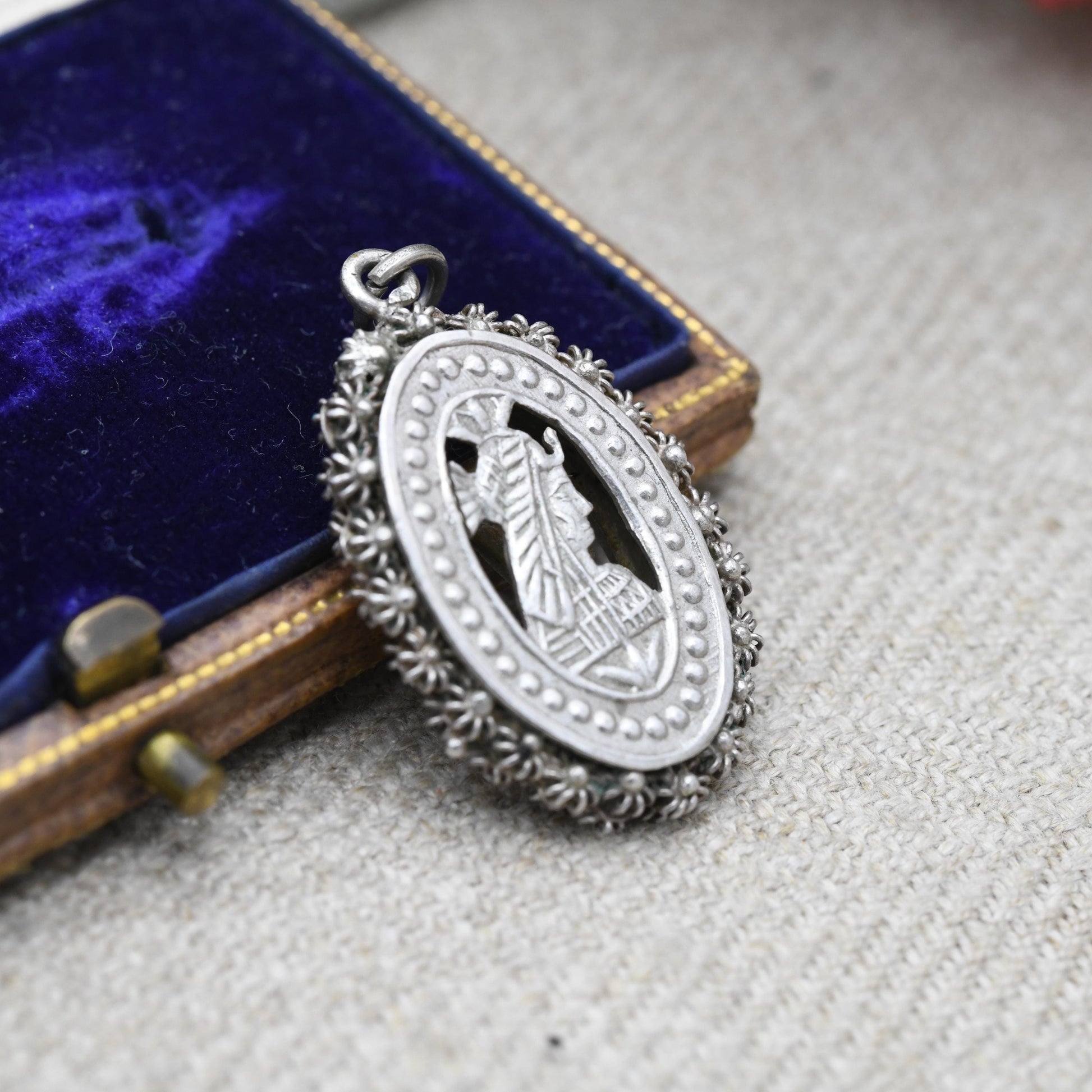 Vintage Egyptian Silver Pendant with Nefertiti and Amenhotep IV - Pharaoh Queen of Egypt | Cannetille Design | Gift for Pendant Necklace
