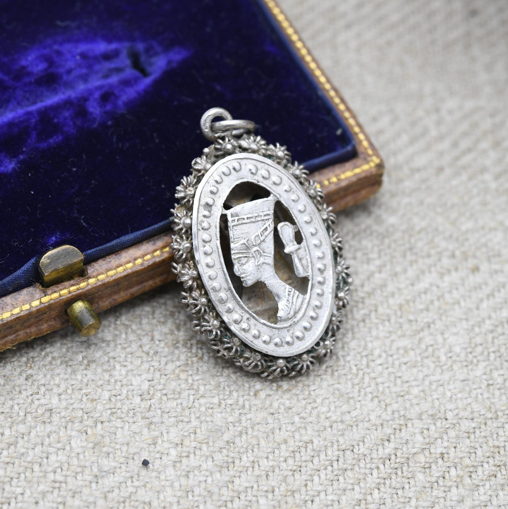 Vintage Egyptian Silver Pendant with Nefertiti and Amenhotep IV - Pharaoh Queen of Egypt | Cannetille Design | Gift for Pendant Necklace