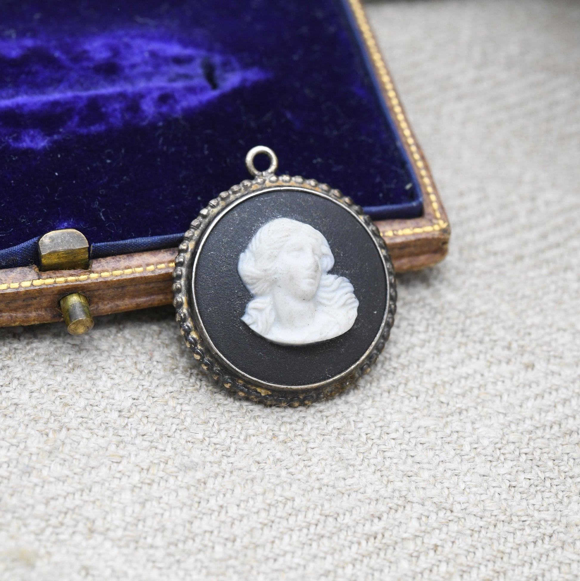 Vintage Wedgwood Sterling Silver Figure on Black Jasperware Pendant 1970s - | Circular Classical Cameo