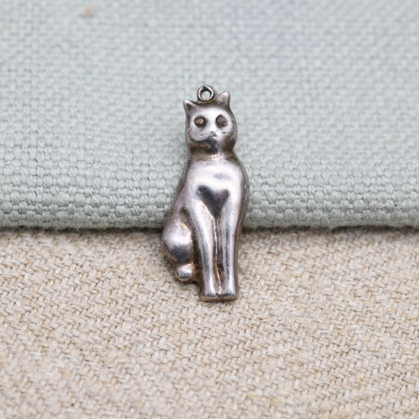 Vintage Sterling Silver Cat Charm Pendant - Novelty Animal Jewellery | Seated Sitting Cat with Ribbon Collar