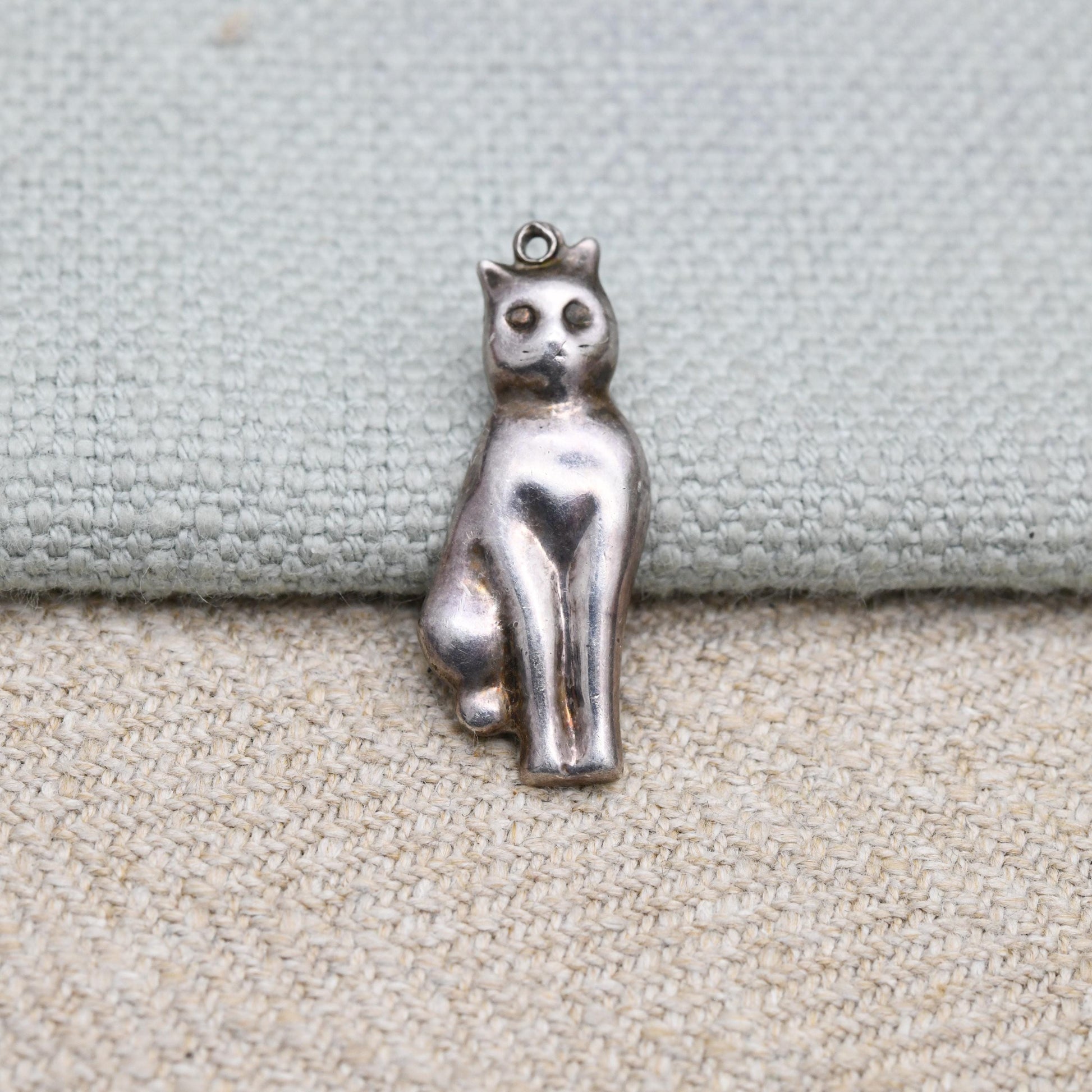 Vintage Sterling Silver Cat Charm Pendant - Novelty Animal Jewellery | Seated Sitting Cat with Ribbon Collar