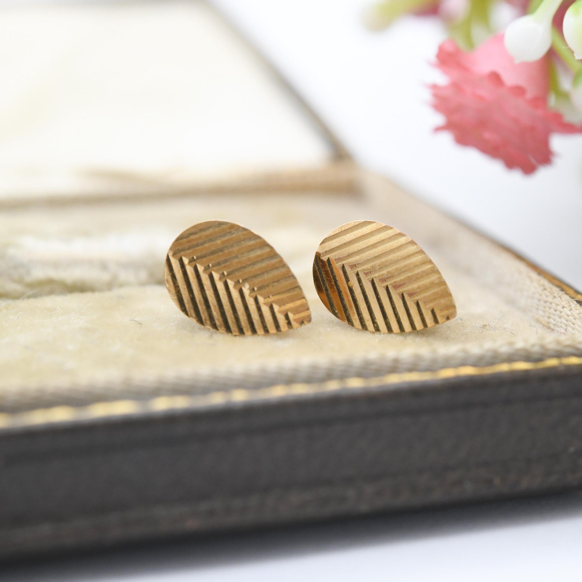 Vintage 9ct Gold Leaf Stud Earrings - Mid-Century Textured Leaves | Delicate Gold Studs | Gift for Her | Butterfly Backs
