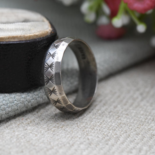 Vintage Sterling Silver Band Ring with Diamond Cut Star Design - Mid-Century 1960's Unisex Textured Silver | UK Size - N | US Size - 6 3/4