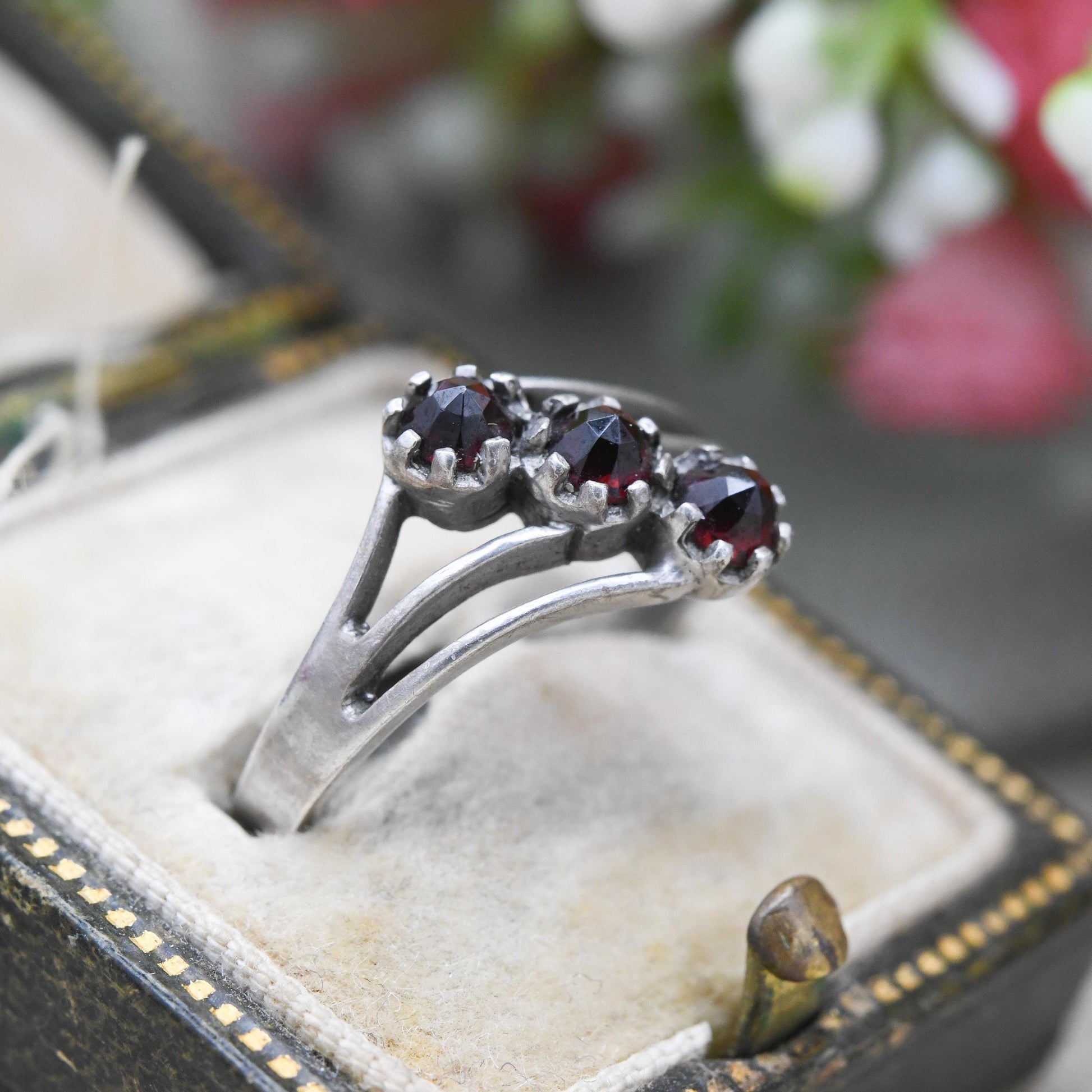 Vintage Sterling Silver Rose Cut Garnet Three Stone Ring - Pretty Offset Red Gemstone Ring | UK Size - M | US Size - 6 1/2