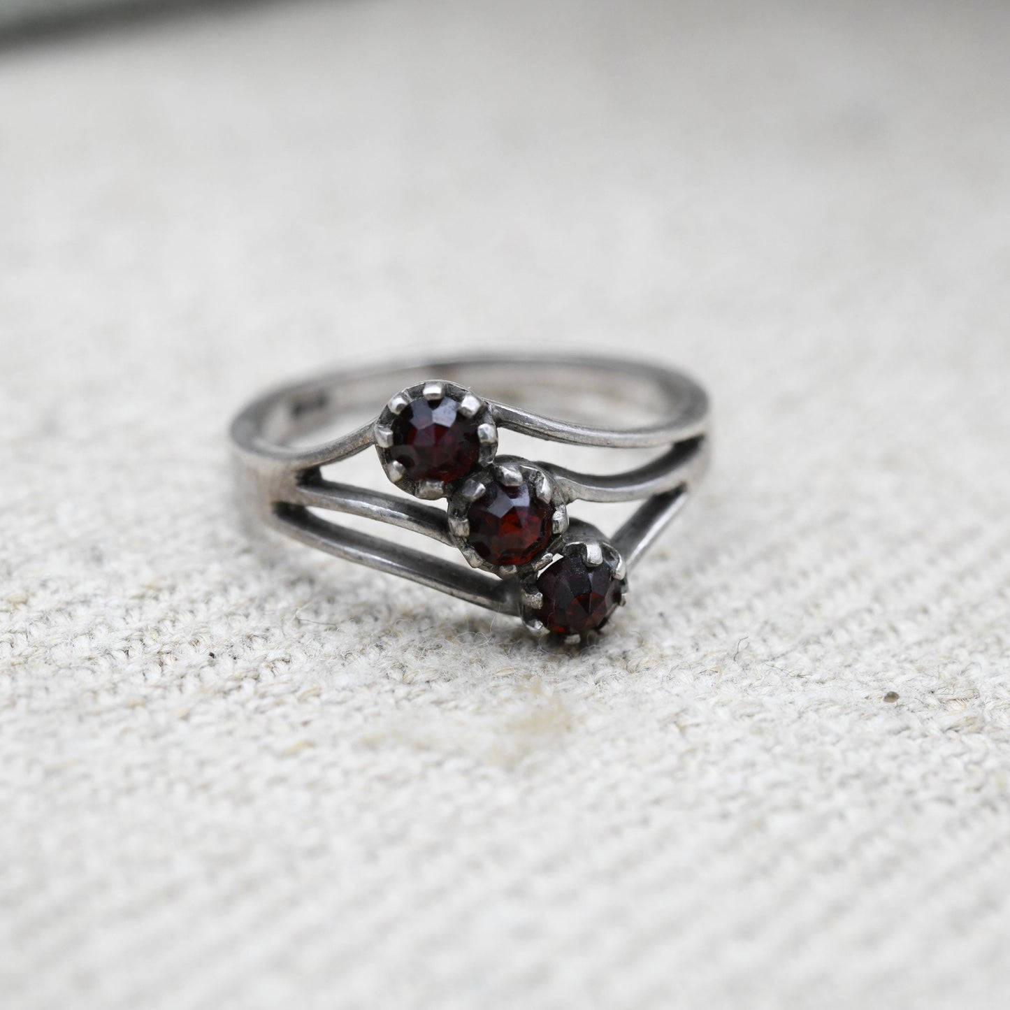 Vintage Sterling Silver Rose Cut Garnet Three Stone Ring - Pretty Offset Red Gemstone Ring | UK Size - M | US Size - 6 1/2