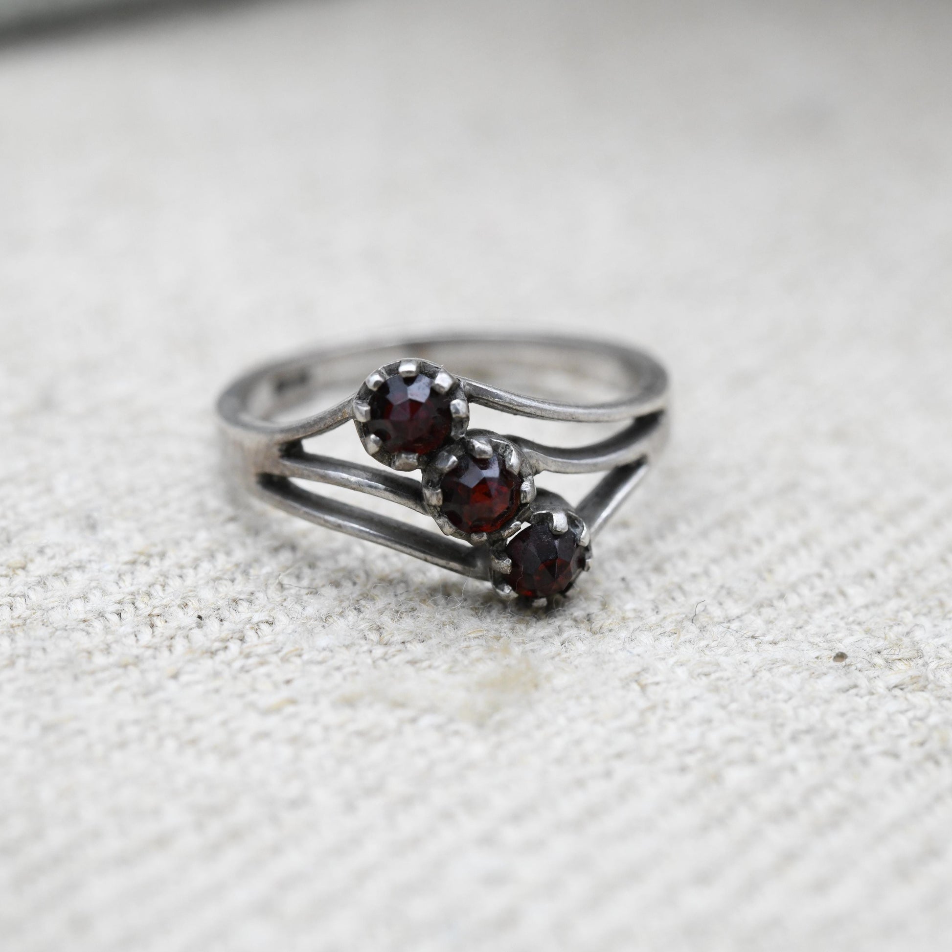 Vintage Sterling Silver Rose Cut Garnet Three Stone Ring - Pretty Offset Red Gemstone Ring | UK Size - M | US Size - 6 1/2