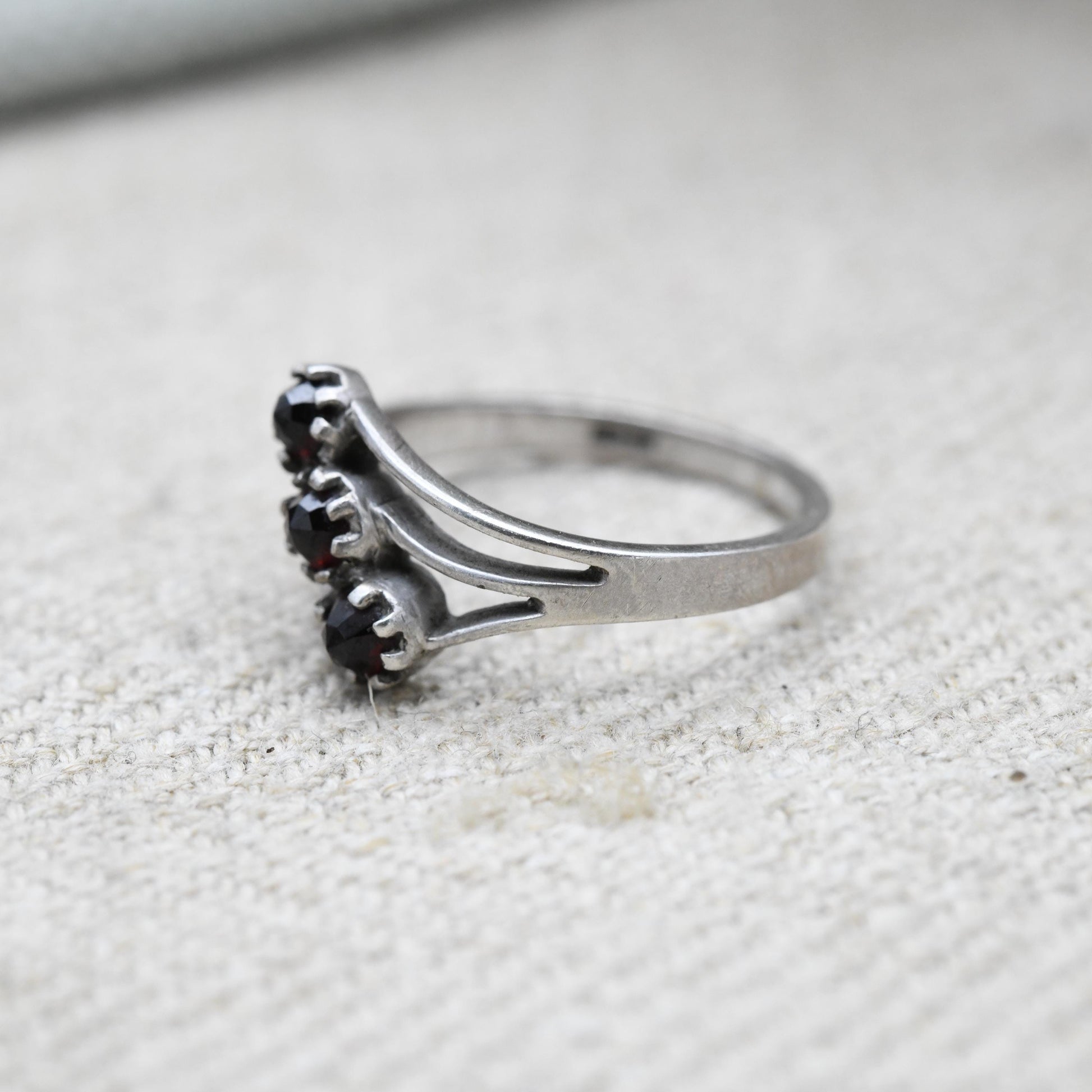 Vintage Sterling Silver Rose Cut Garnet Three Stone Ring - Pretty Offset Red Gemstone Ring | UK Size - M | US Size - 6 1/2