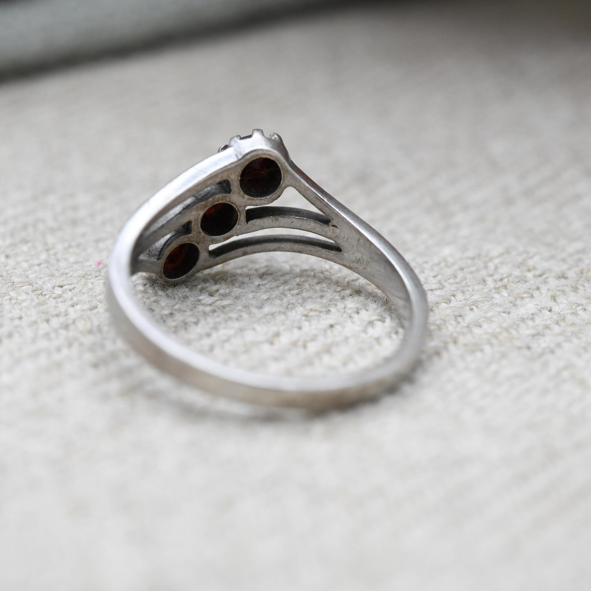 Vintage Sterling Silver Rose Cut Garnet Three Stone Ring - Pretty Offset Red Gemstone Ring | UK Size - M | US Size - 6 1/2